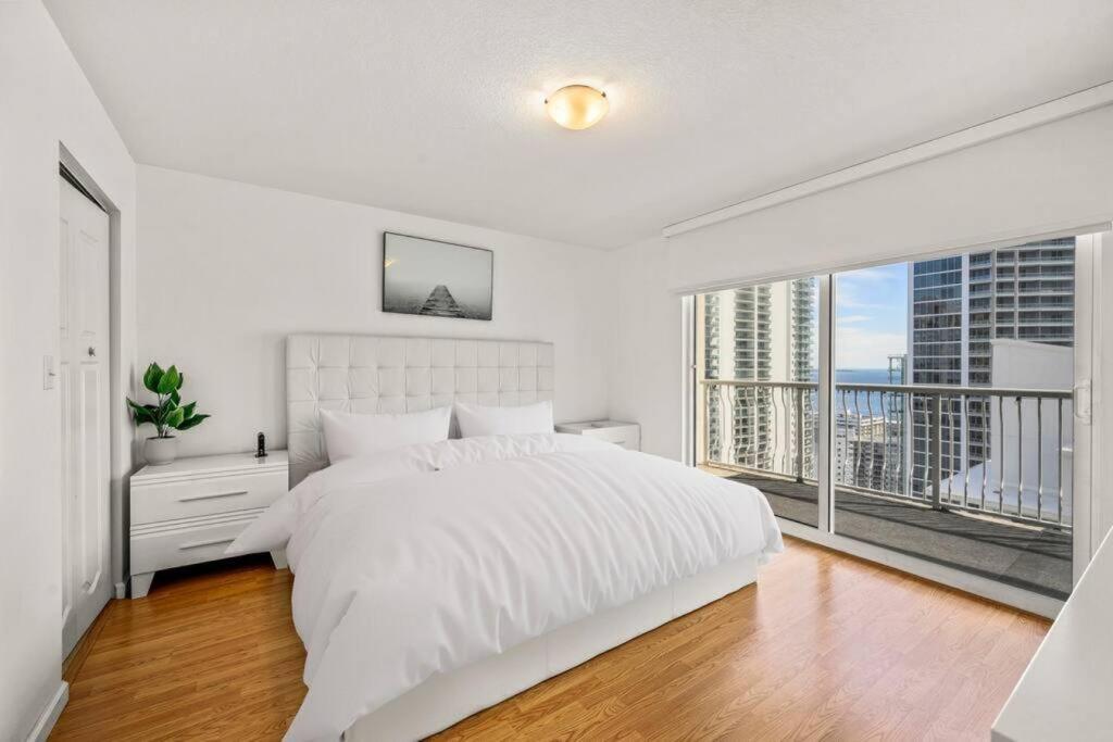 Amazing High Rise at Brickell with Pool View
