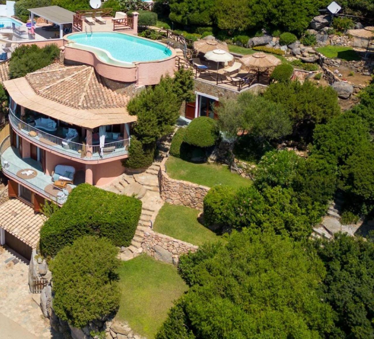 Villa Patty with infinity pool in front of the sea, parking and wifi