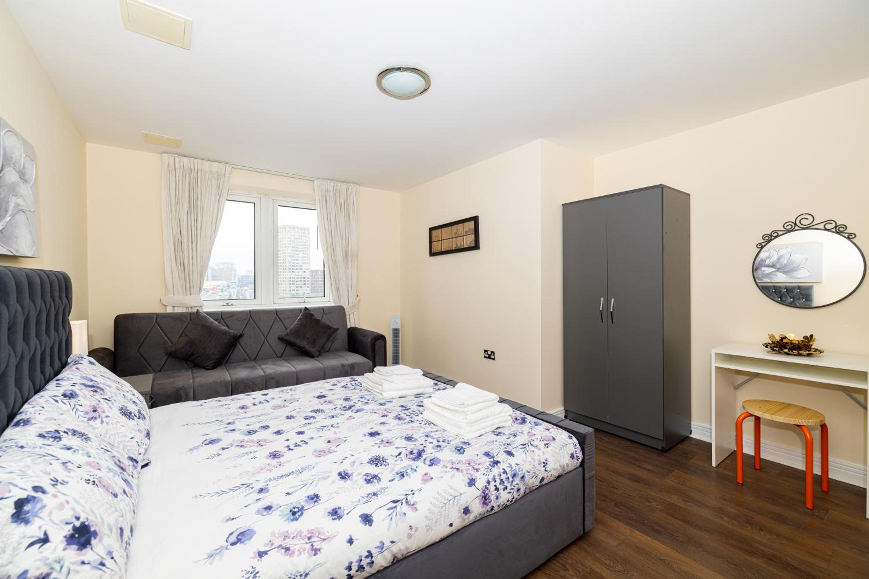 Nice Room Close to City231