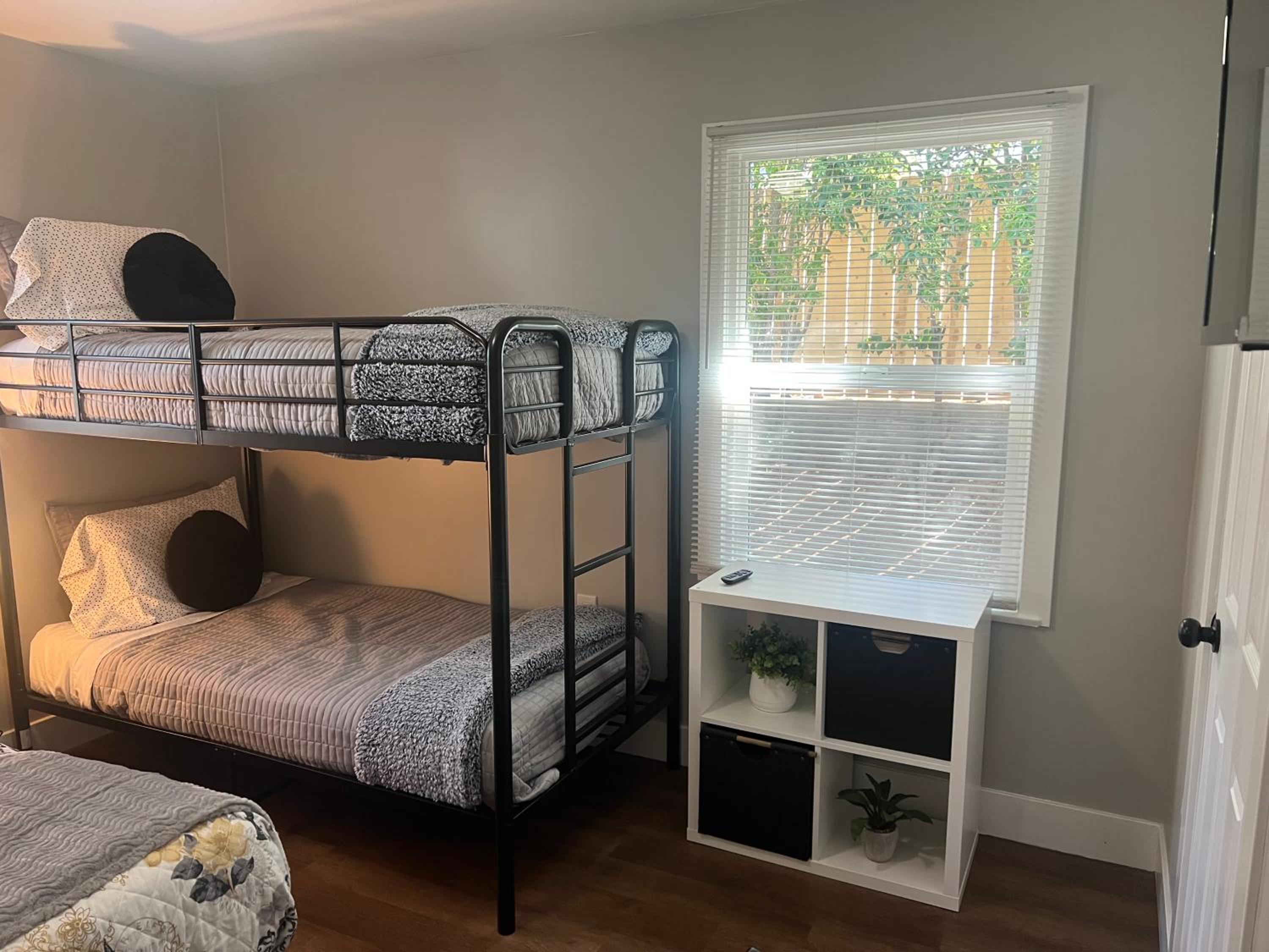 Entire 2 Bedroom Pet Friendly Cottage Home view 3