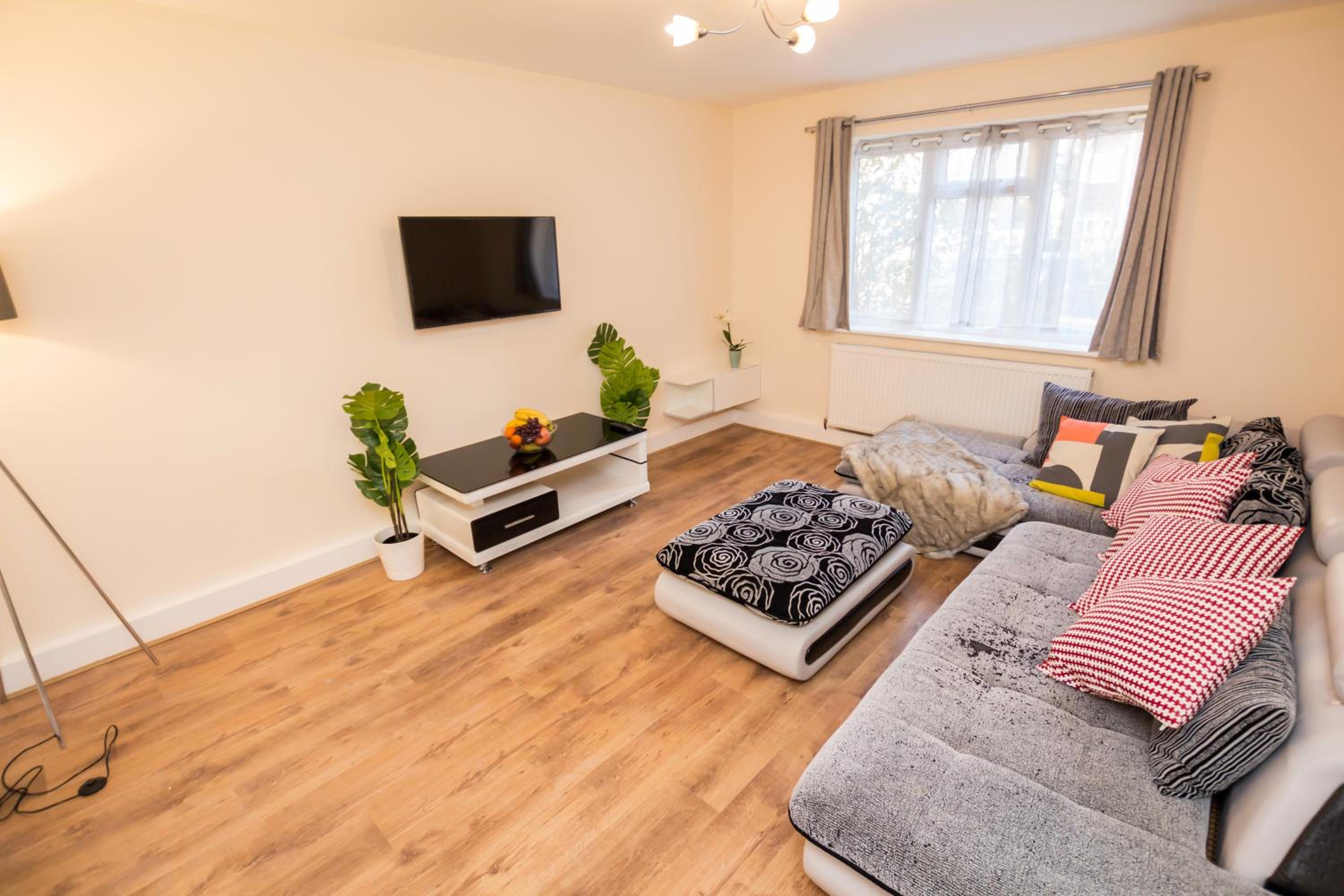 Fantastic Apt wFree Parking and Garden, QuietArea view 2