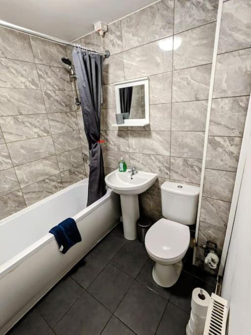 Hs UK Homes Beautiful 2 bed in Bradford view 4