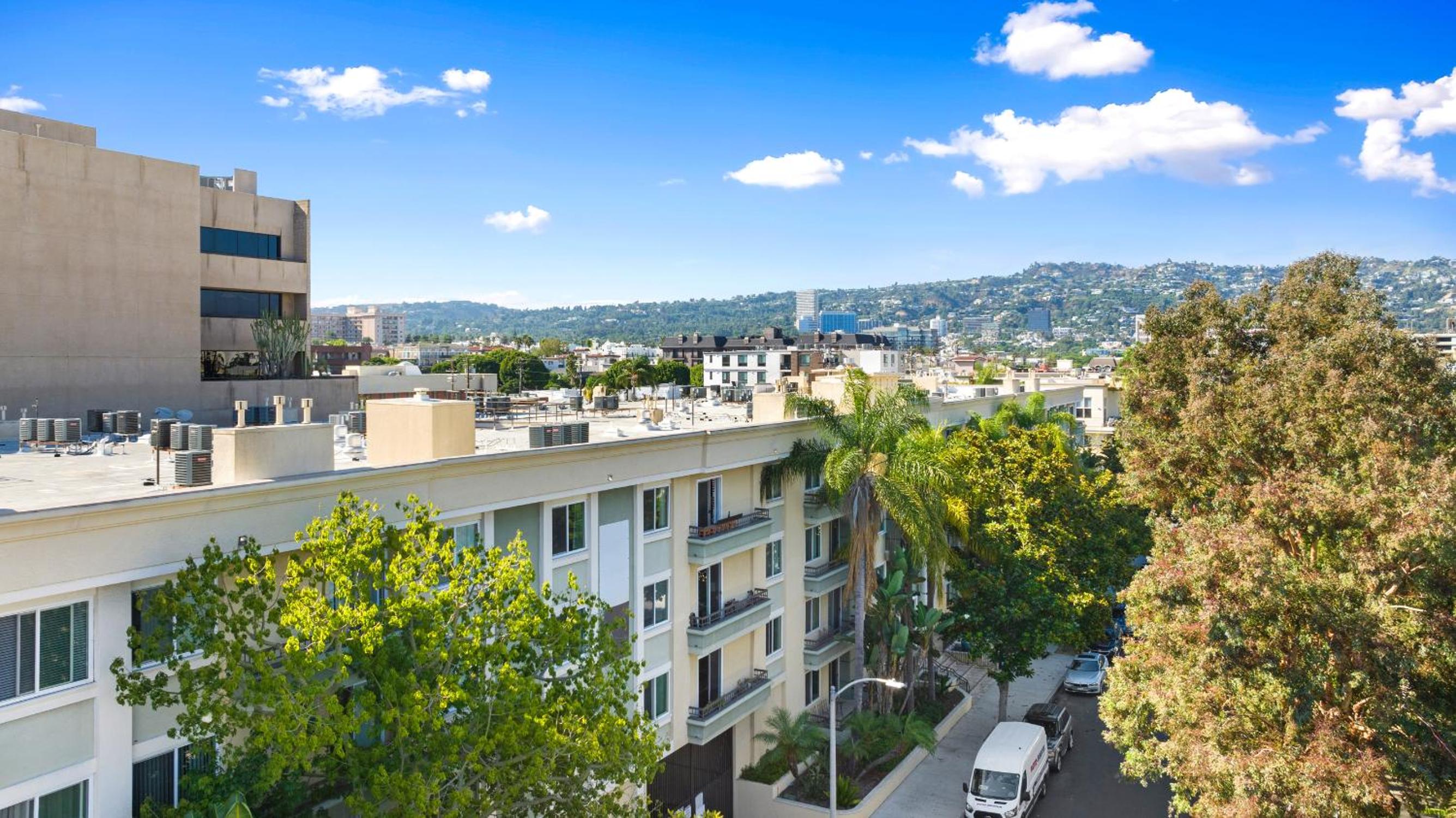Beverly Hills 2 bed 2 bath Penthouse with Den and Parking 414