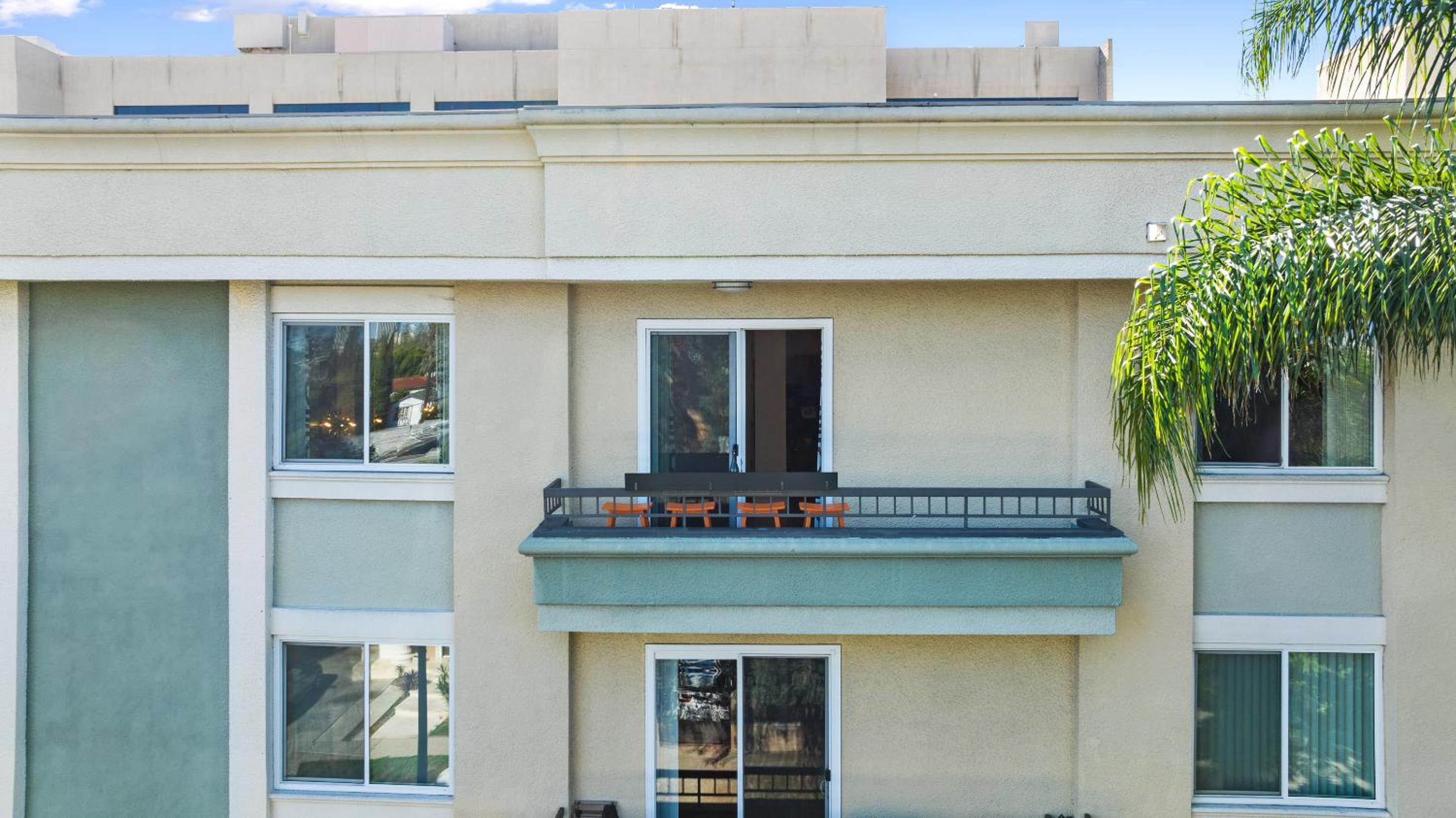 Beverly Hills 2 bed 2 bath Penthouse with Den and Parking 414