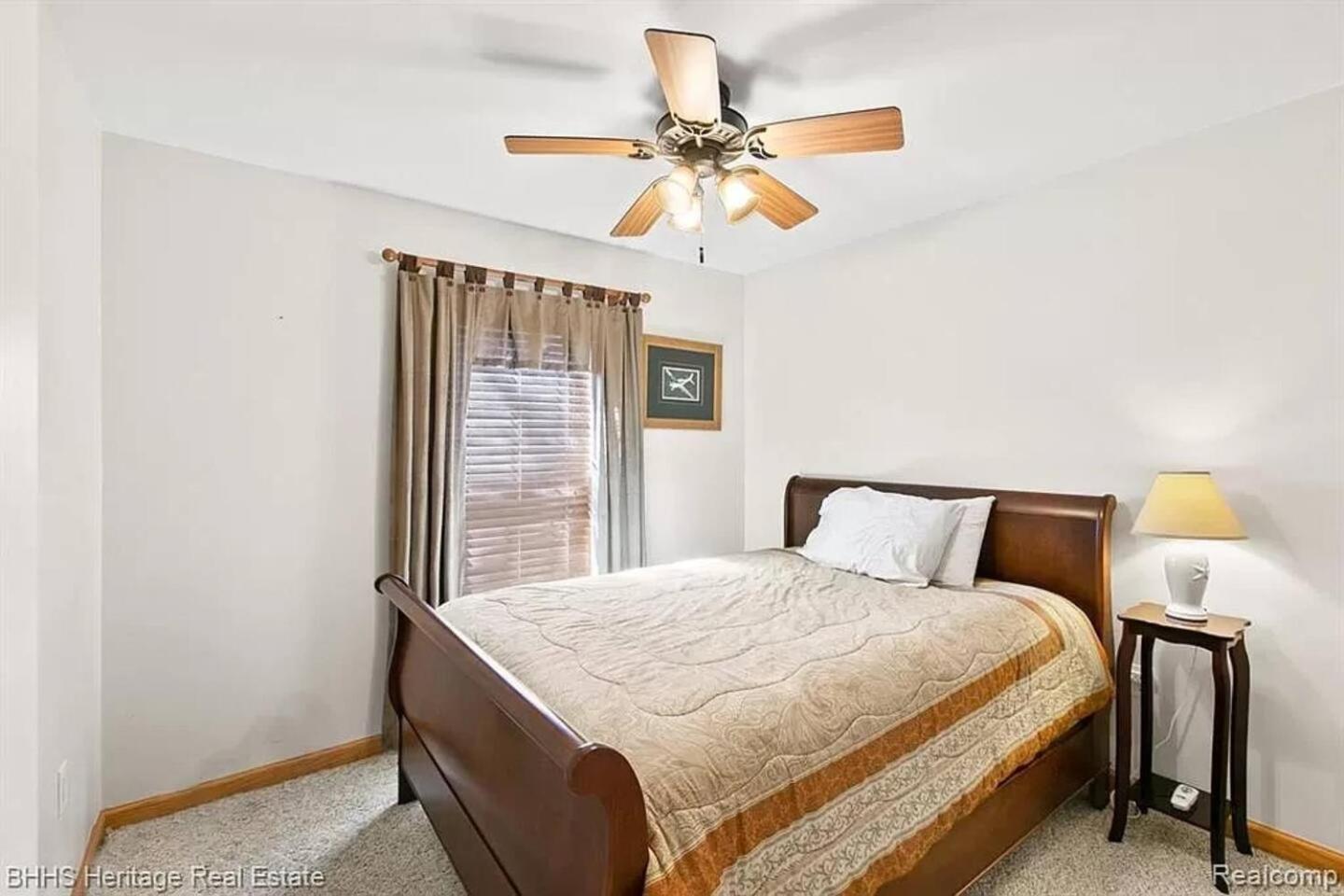 Newer Cottage on the Lake, ample space for boats view 4
