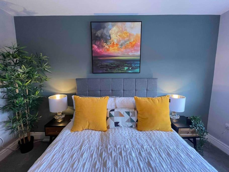 Luxury 1 bed Flat + sofa bed- Dudley view 3