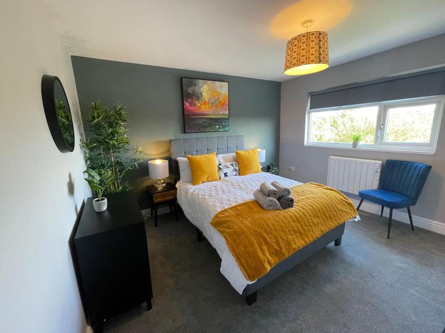 Luxury 1 bed Flat + sofa bed- Dudley view 2