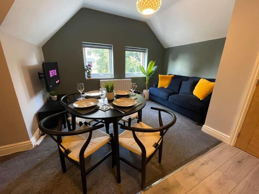 Luxury 1 bed Flat + sofa bed- Dudley view 4