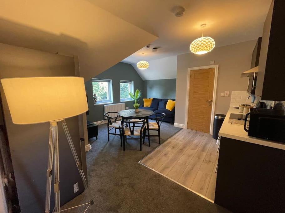 Luxury 1 bed Flat + sofa bed- Dudley view 5