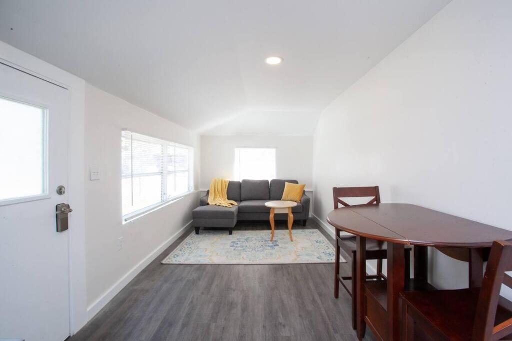Quaint, Immaculate Bright Cottage in Ozona view 4