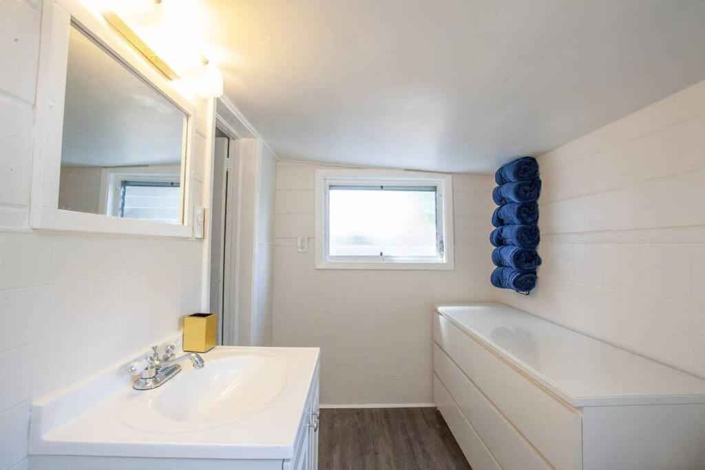 Quaint, Immaculate Bright Cottage in Ozona view 5