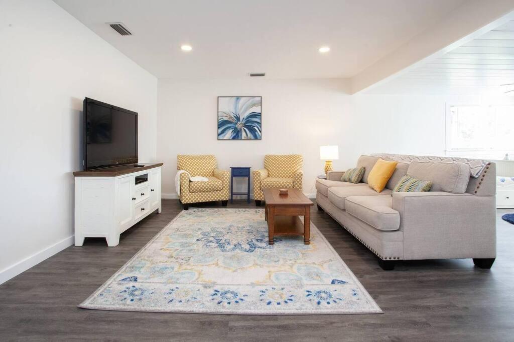 Bright, Immaculate and Cozy Coastal Cottage in Ozona