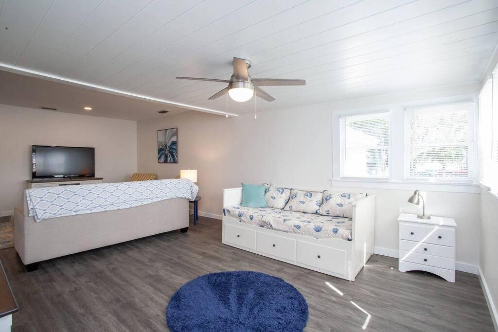 Bright, Immaculate and Cozy Coastal Cottage in Ozona