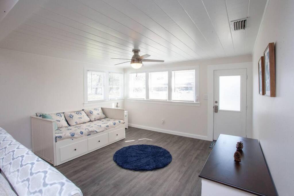 Bright, Immaculate and Cozy Coastal Cottage in Ozona