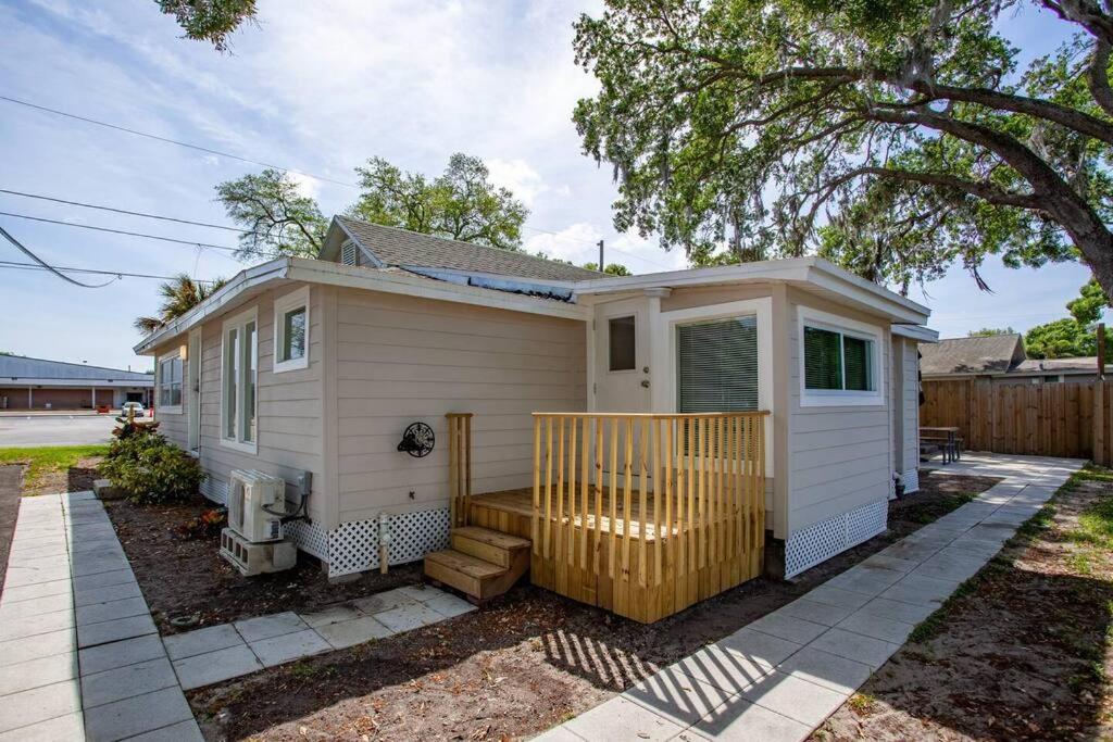 Bright, Immaculate and Cozy Coastal Cottage in Ozona