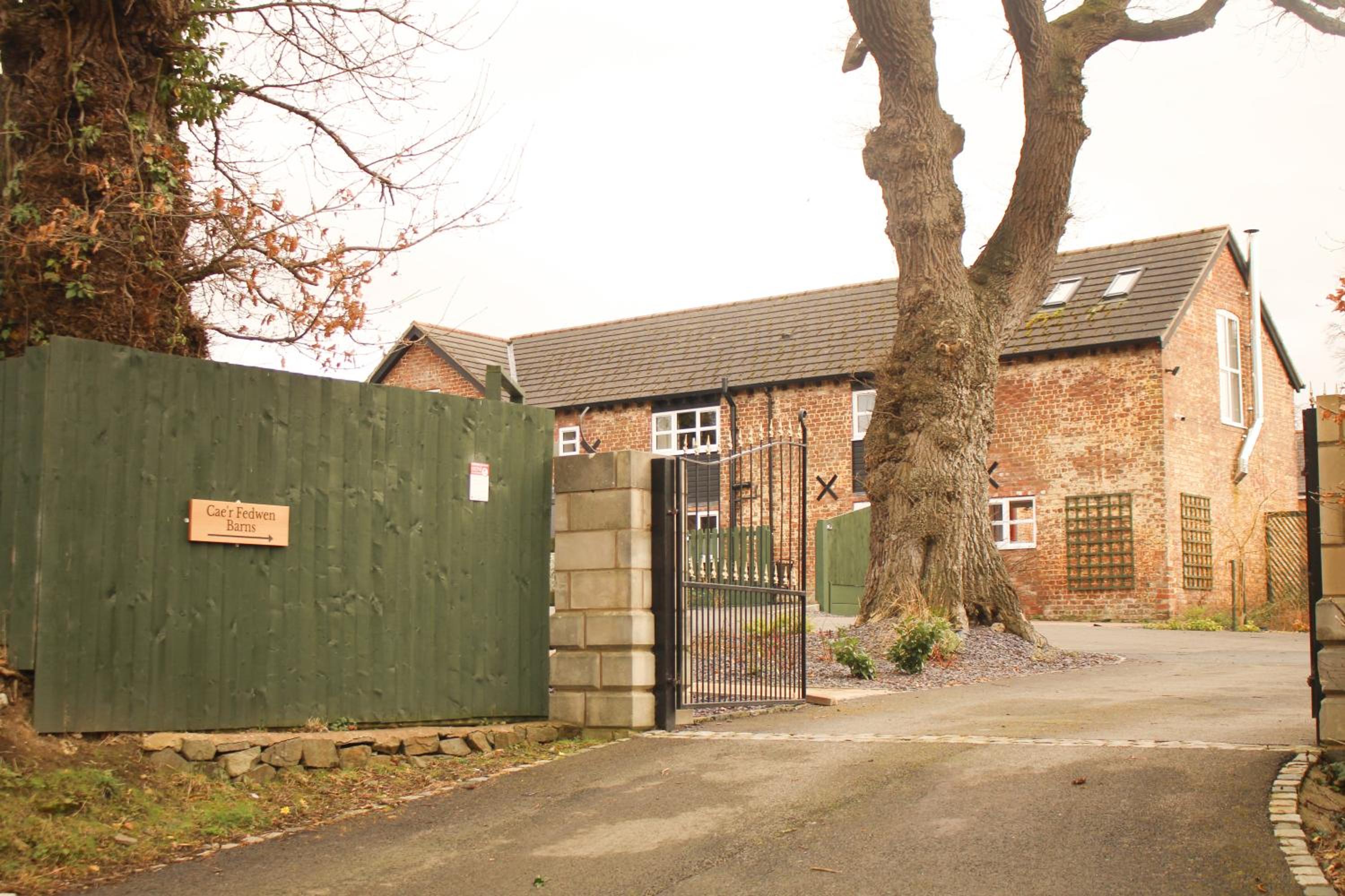 Hotel Caer Fedwen Barns Cariad Spacious self catering 3 bed Group Getaway Luxury Cottage with Private Hot Tub - Image 1