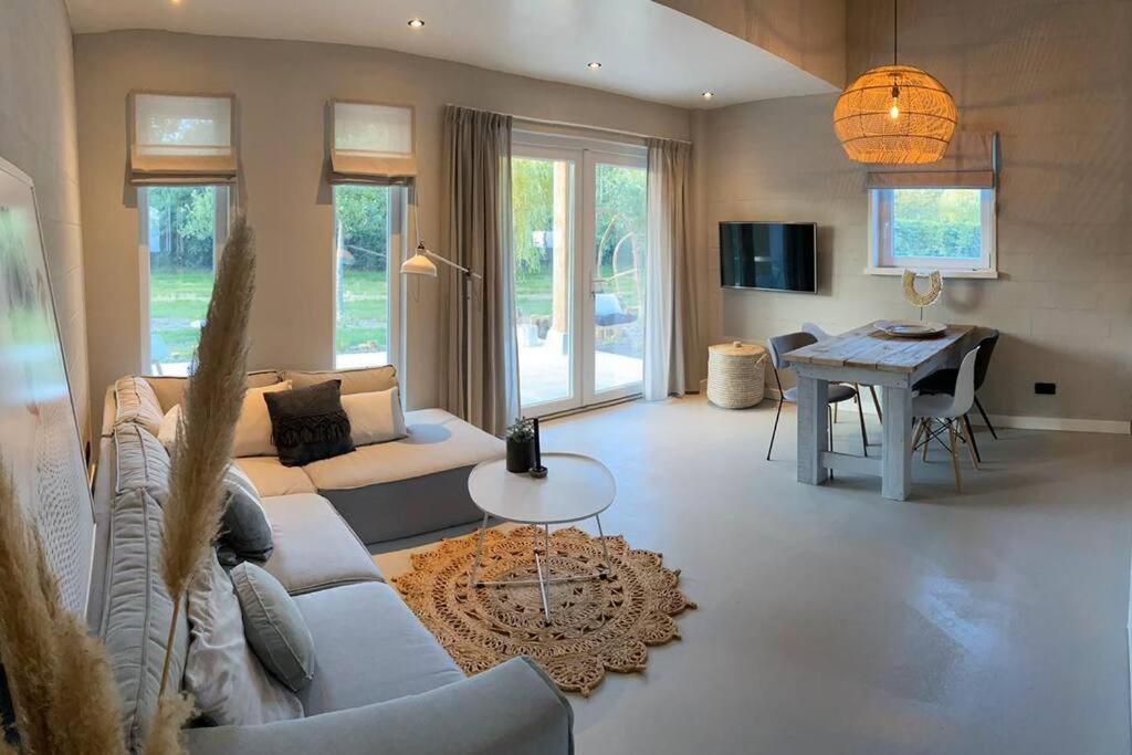 Stijlvol huisje met veranda! Tuynloodz C view 3