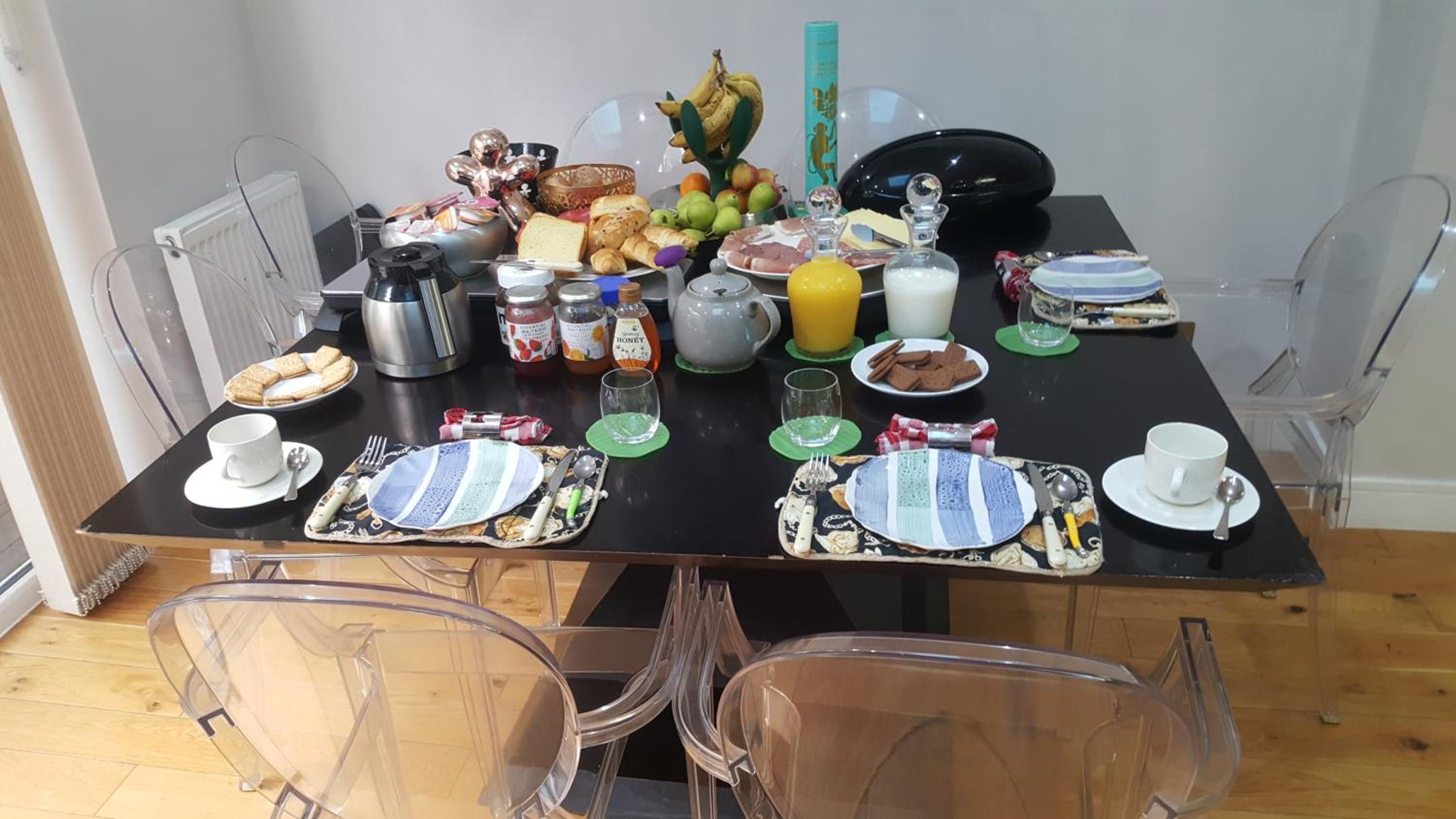 Family Home with fast trains to London Bridge, Victoria, Gatwick and Wimbledon