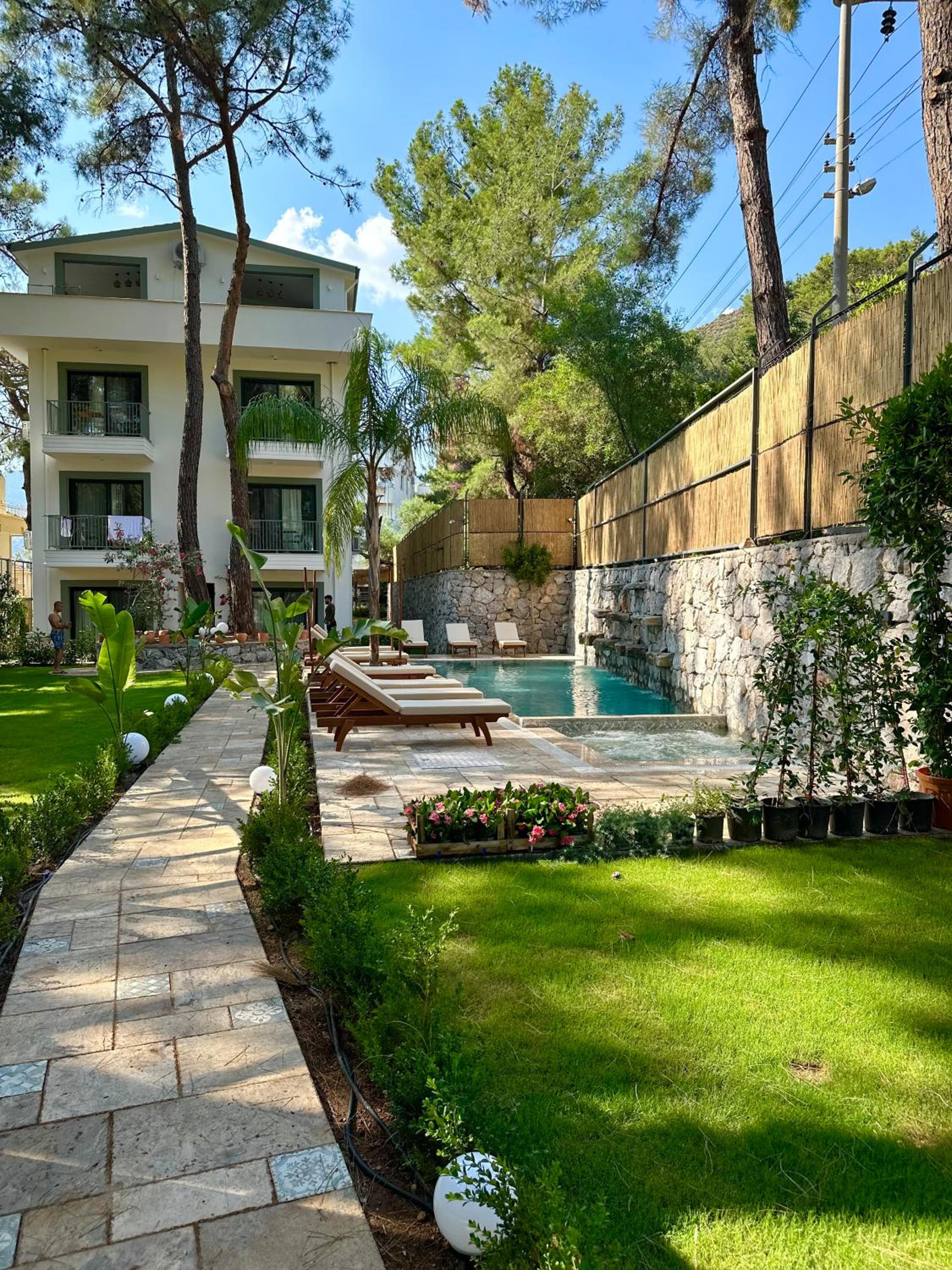 Esmahan Forest and Pool by Zehra Suites