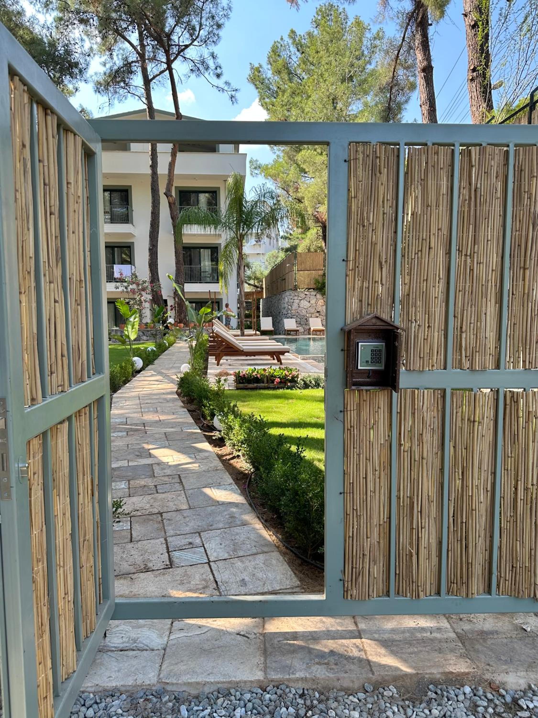 Esmahan Forest and Pool by Zehra Suites