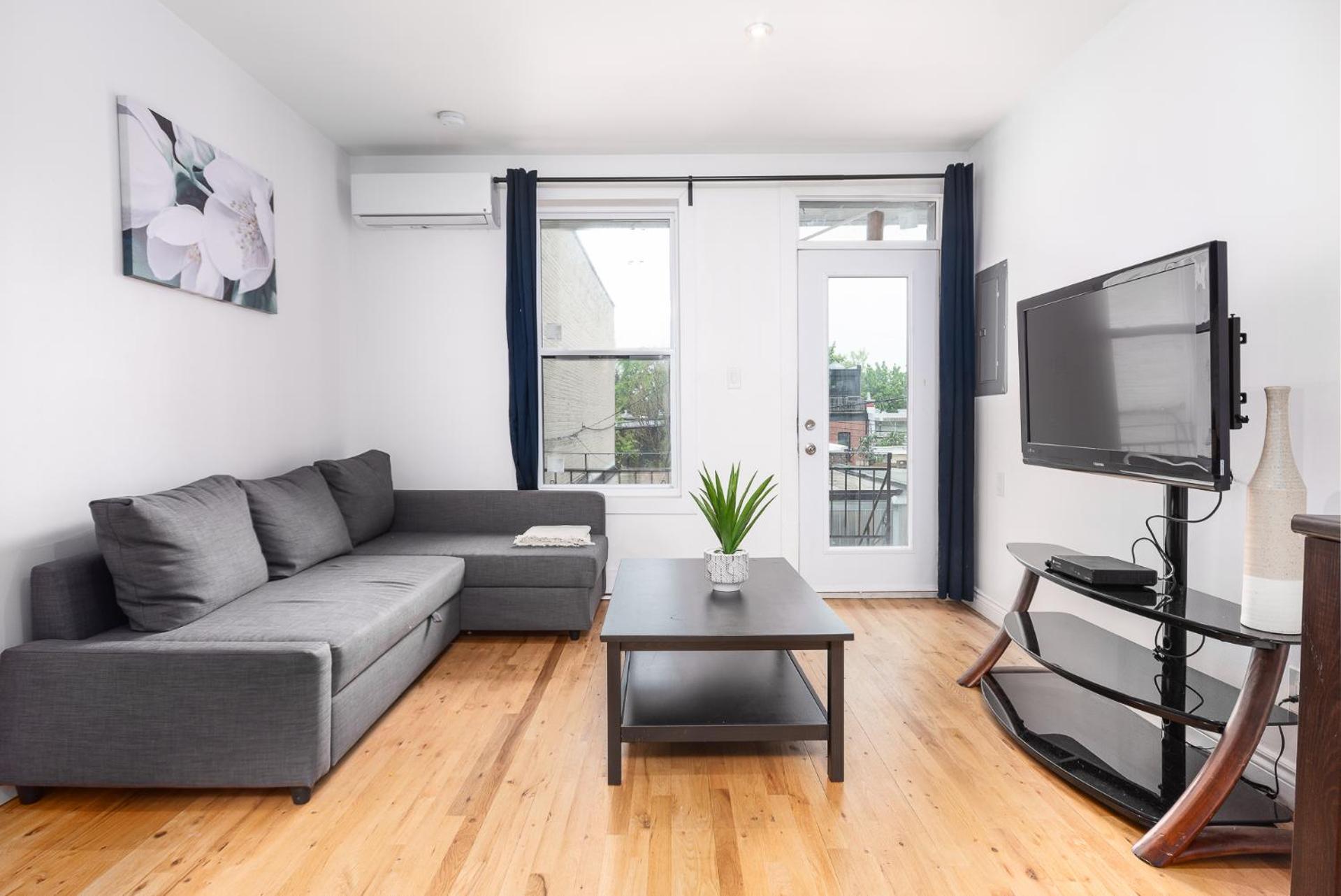 AAA Location - Bright and Cozy Apartment
