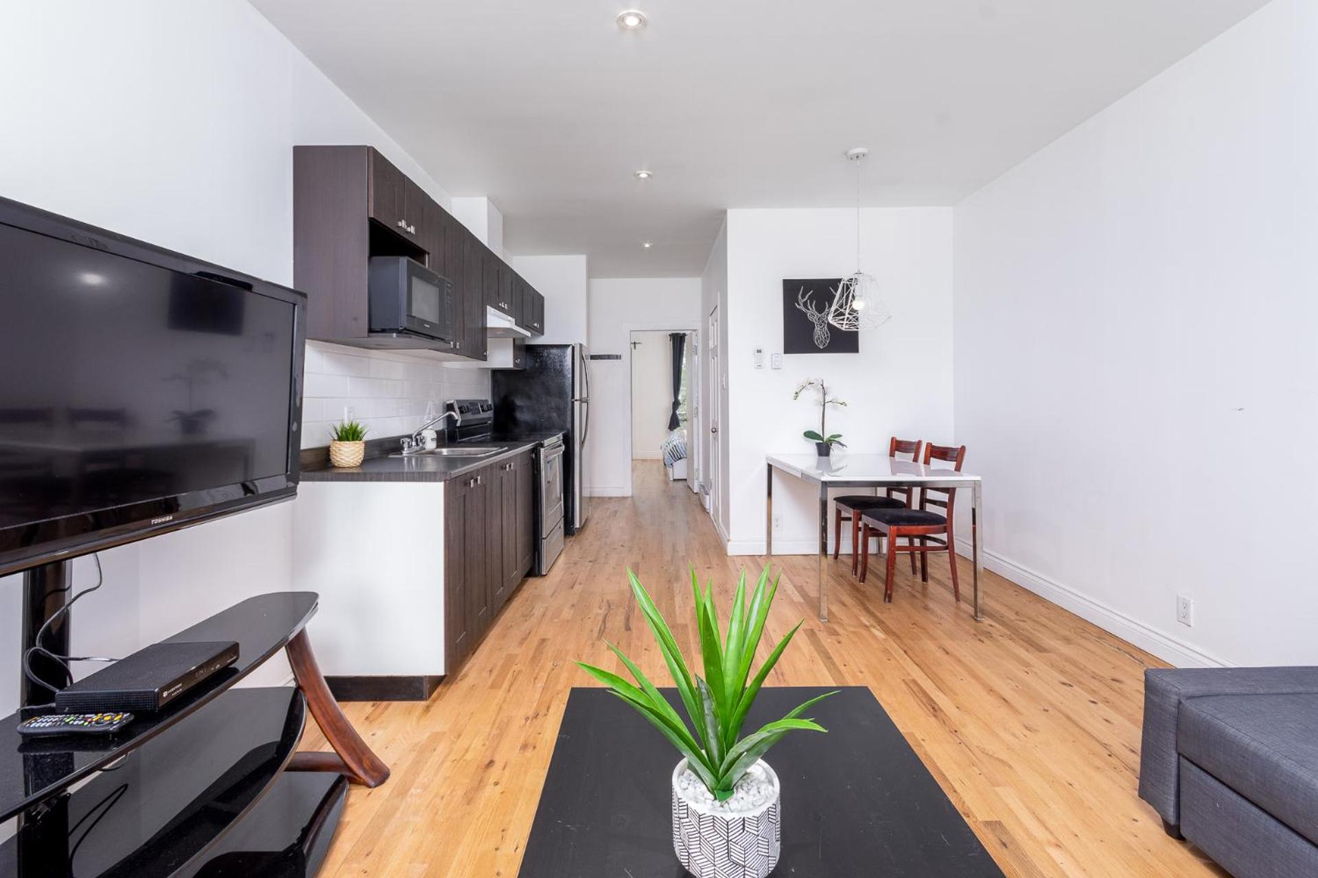 AAA Location - Bright and Cozy Apartment