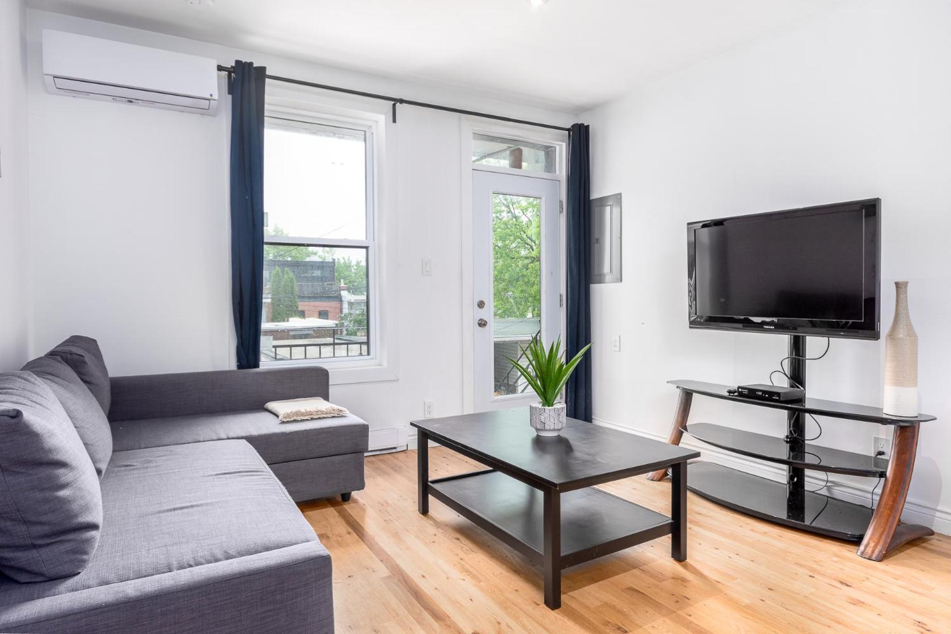 AAA Location - Bright and Cozy Apartment