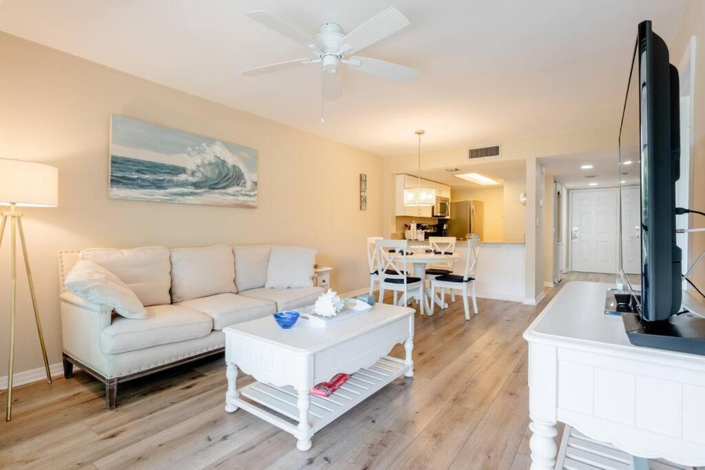 Park Shore Resort Beautiful Top Floor 2Bed 2Bath view 4