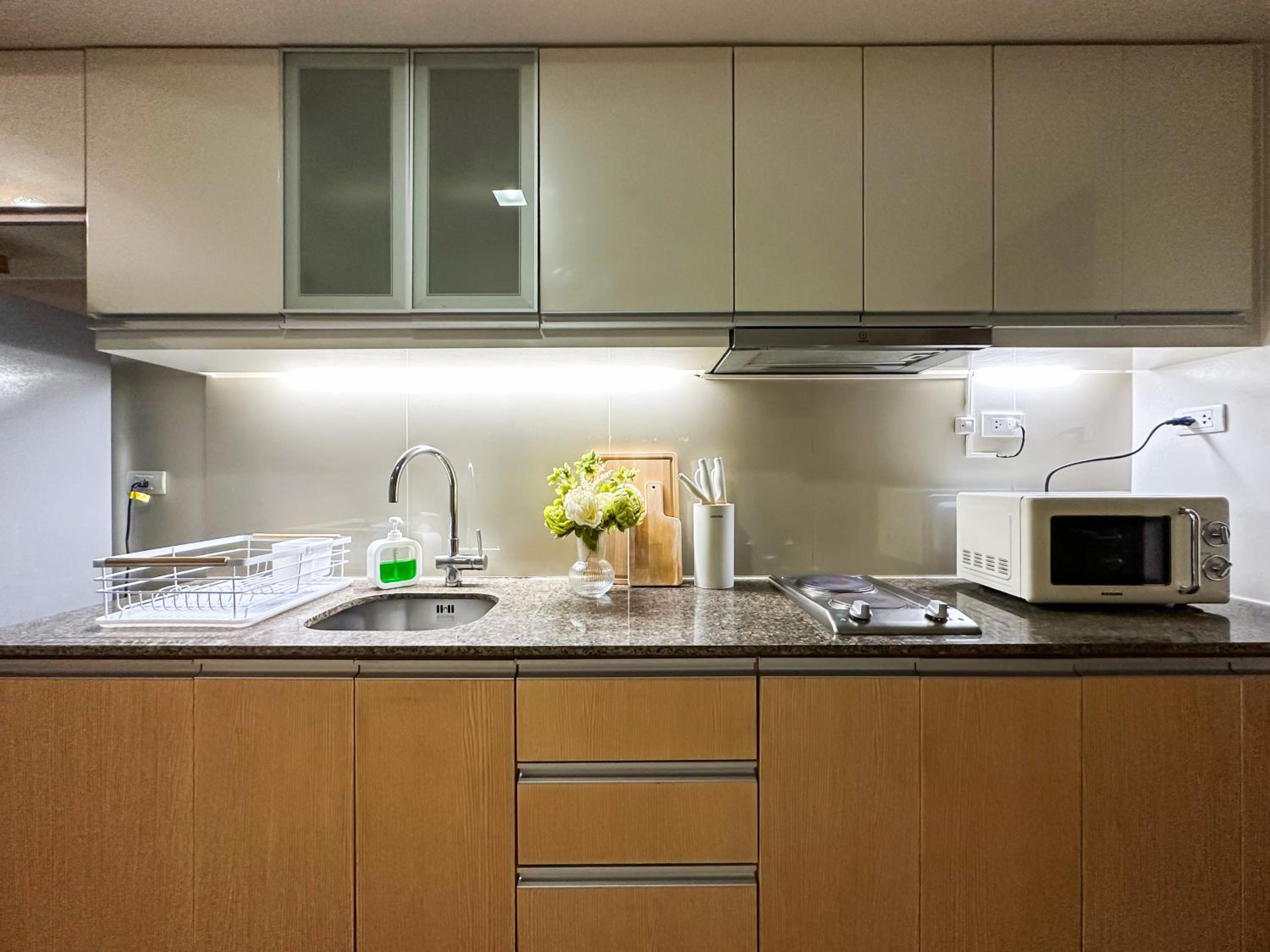Cozy 1BR in BGC with Great View view 4