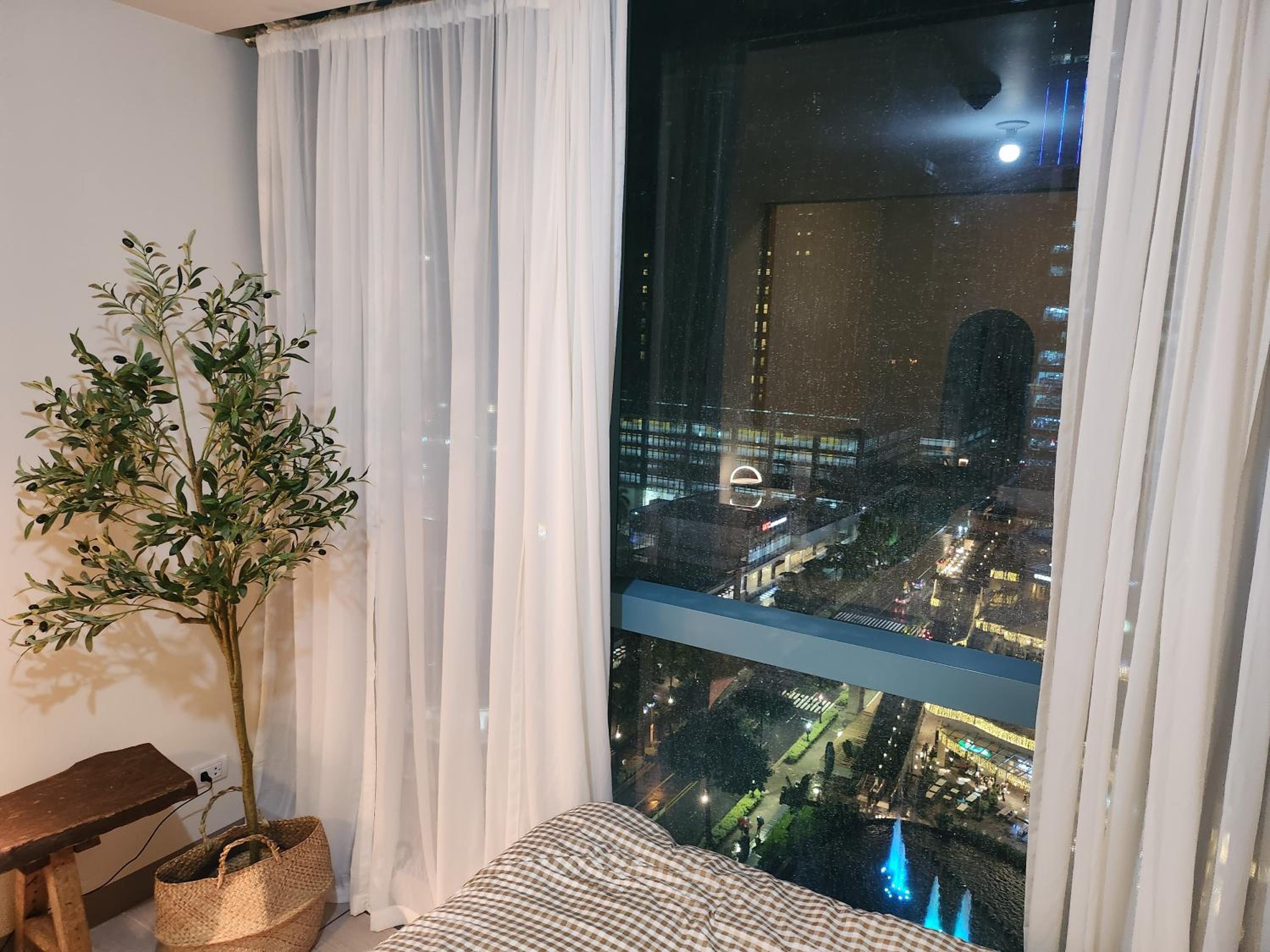 Cozy 1BR in BGC with Great View view 2