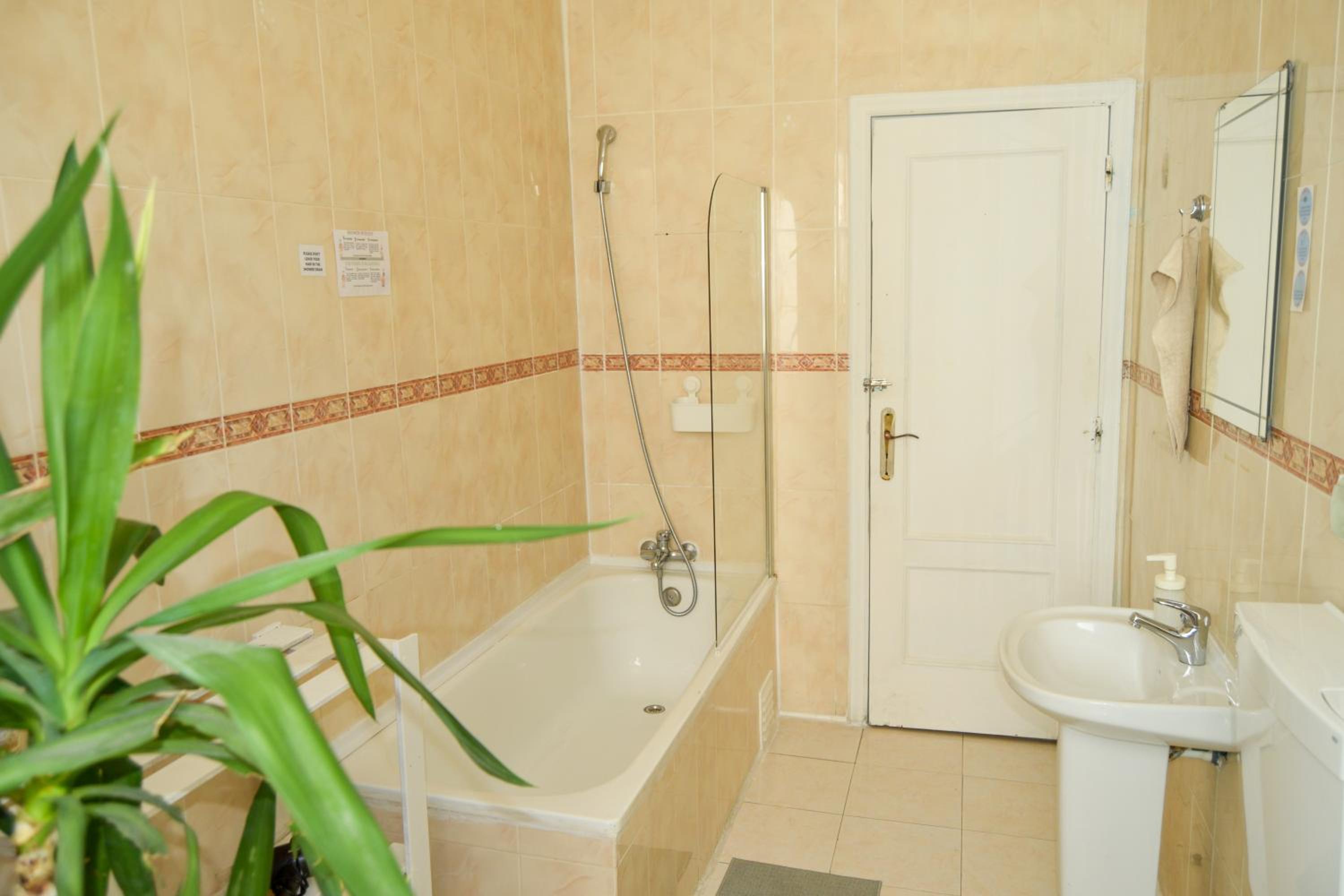 Central Lisbon Rooms in Palmira Shared Apartment For Surf Lovers view 5
