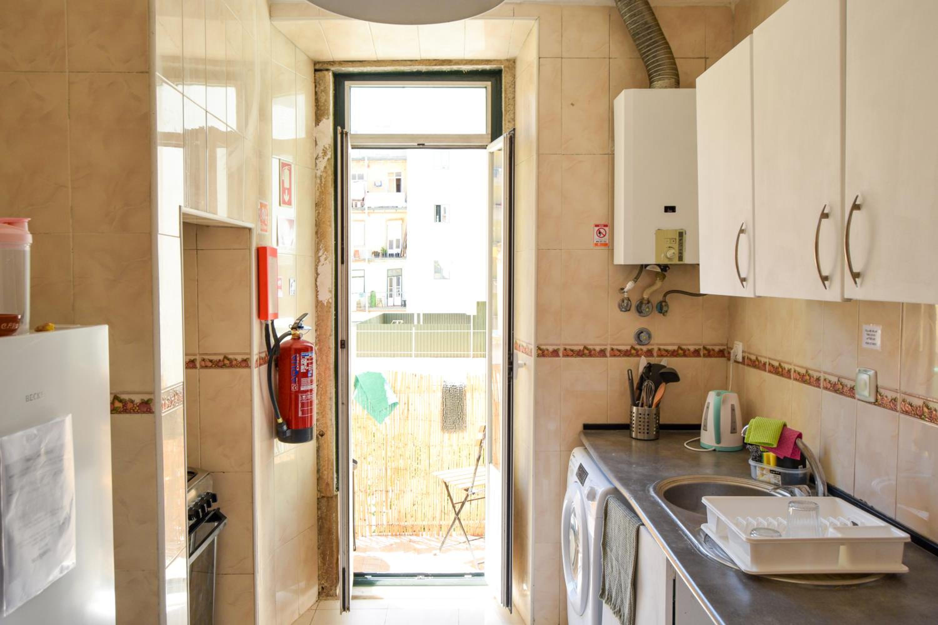Central Lisbon Rooms in Palmira Shared Apartment For Surf Lovers view 3