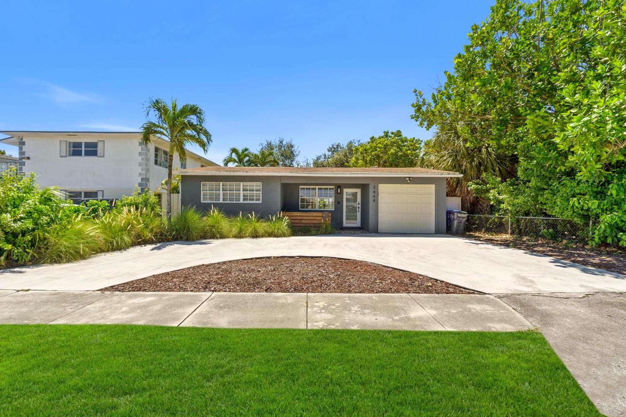 Hotel Farmhouse Style Home- Near Hollywood Beach/ Hot Tub!