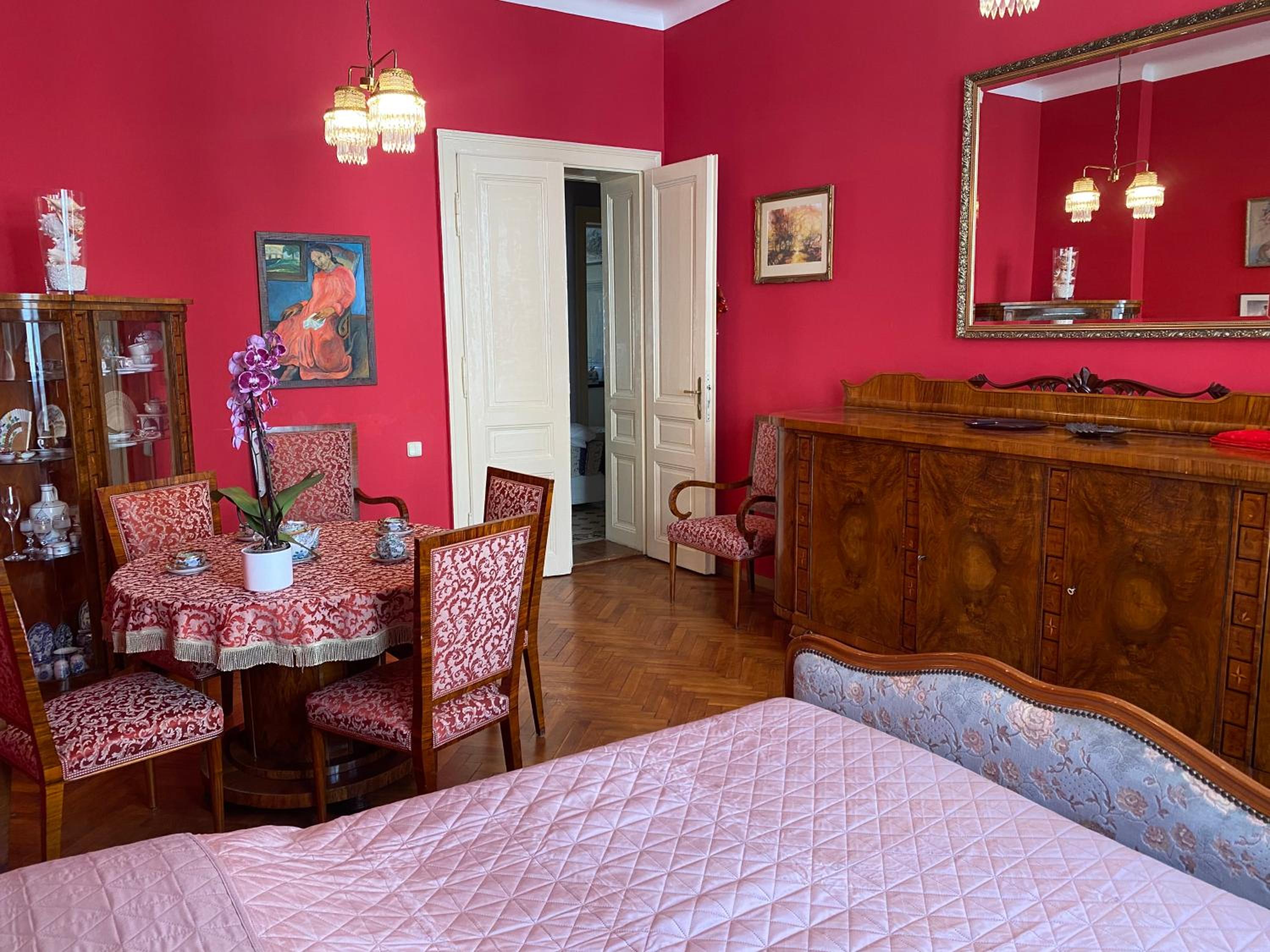 Retro big Apartment with two balconies and lift