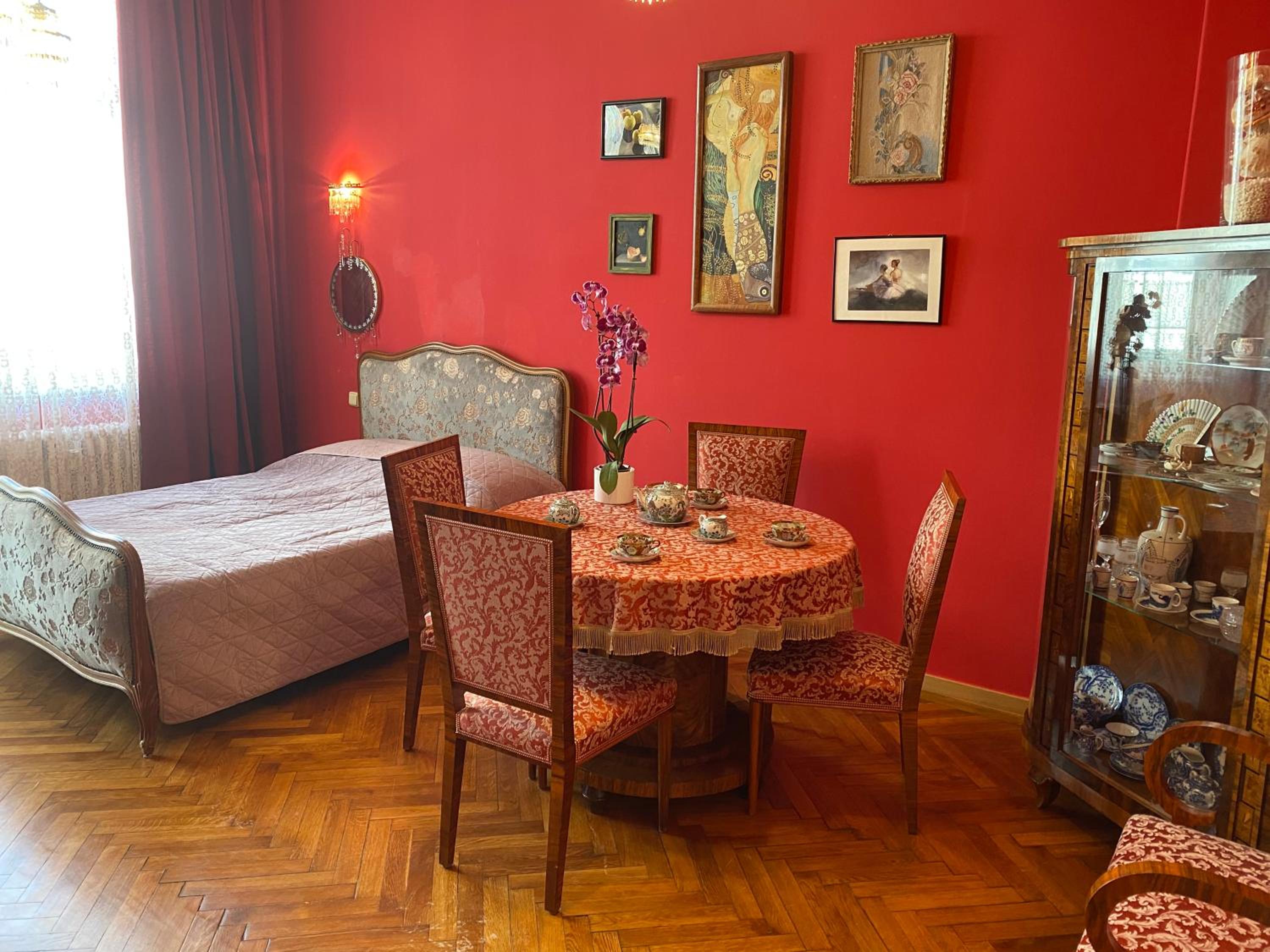 Retro big Apartment with two balconies and lift