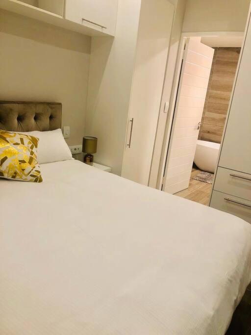 Luxury 1-bedroom Apartment With DSTV and Wi-Fi view 5