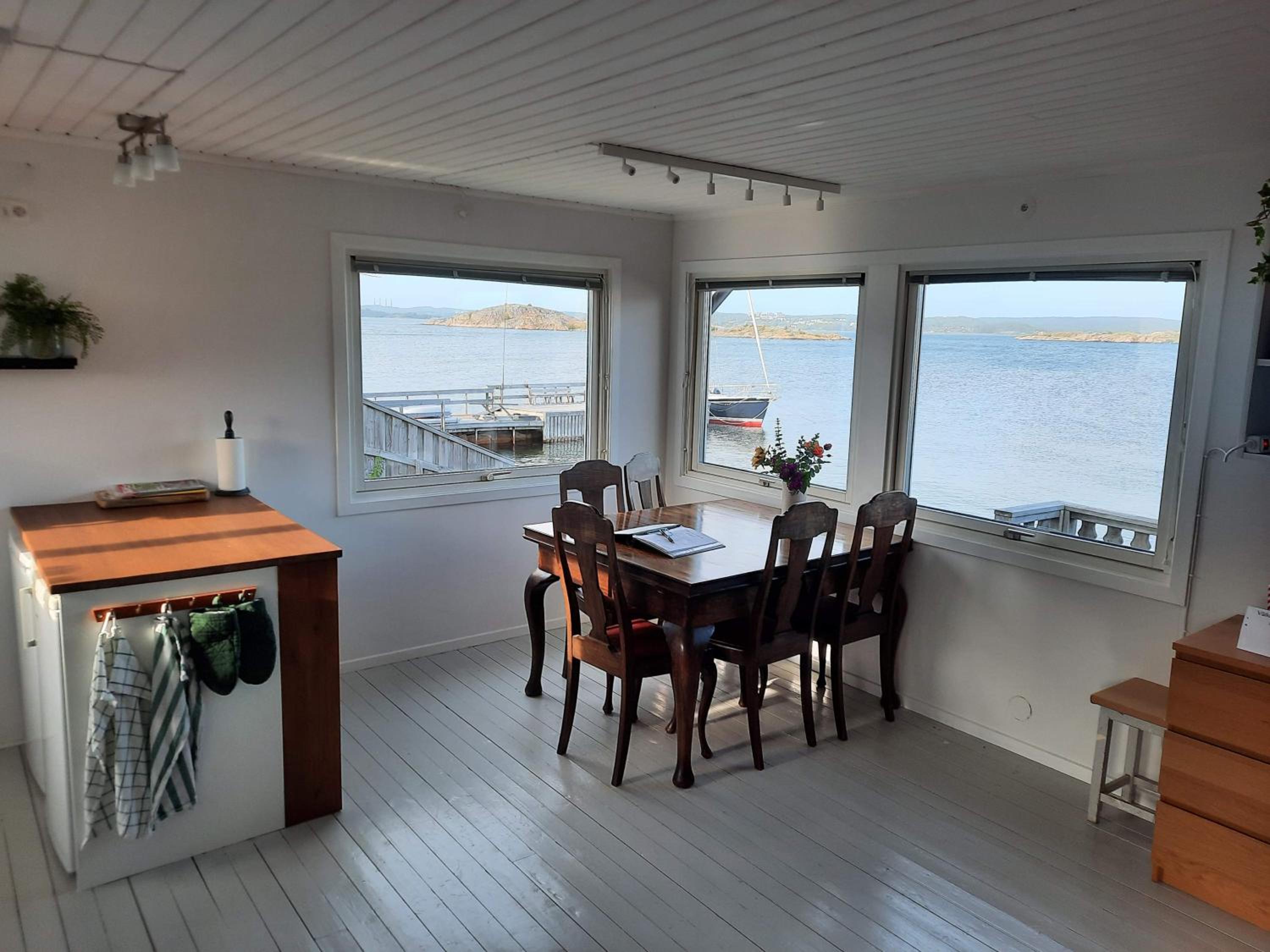 Cabin at the sea close to public beach with a jumpingtower view 2
