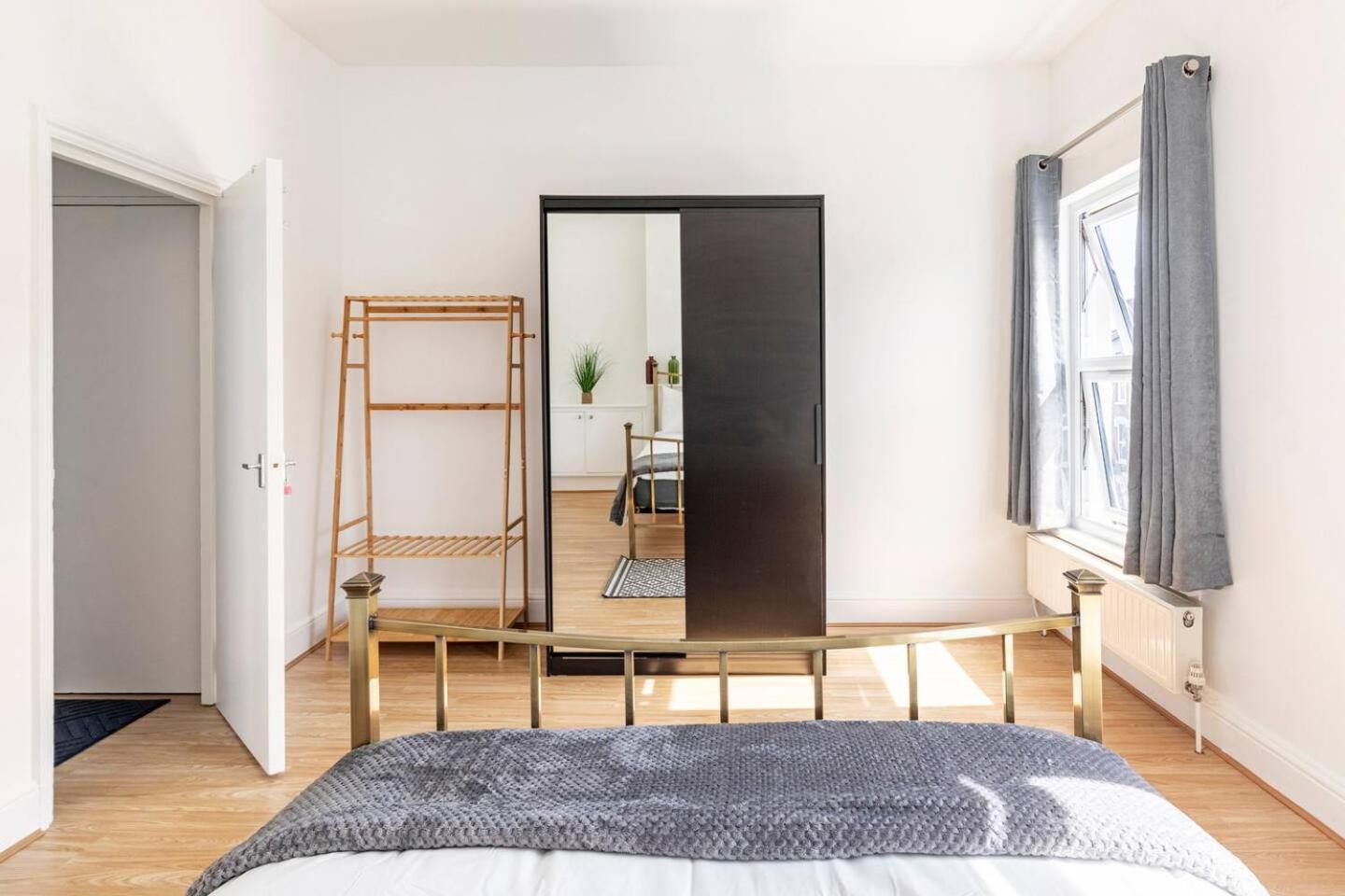Large, Bright and Spacious 3 Bed Flat in London