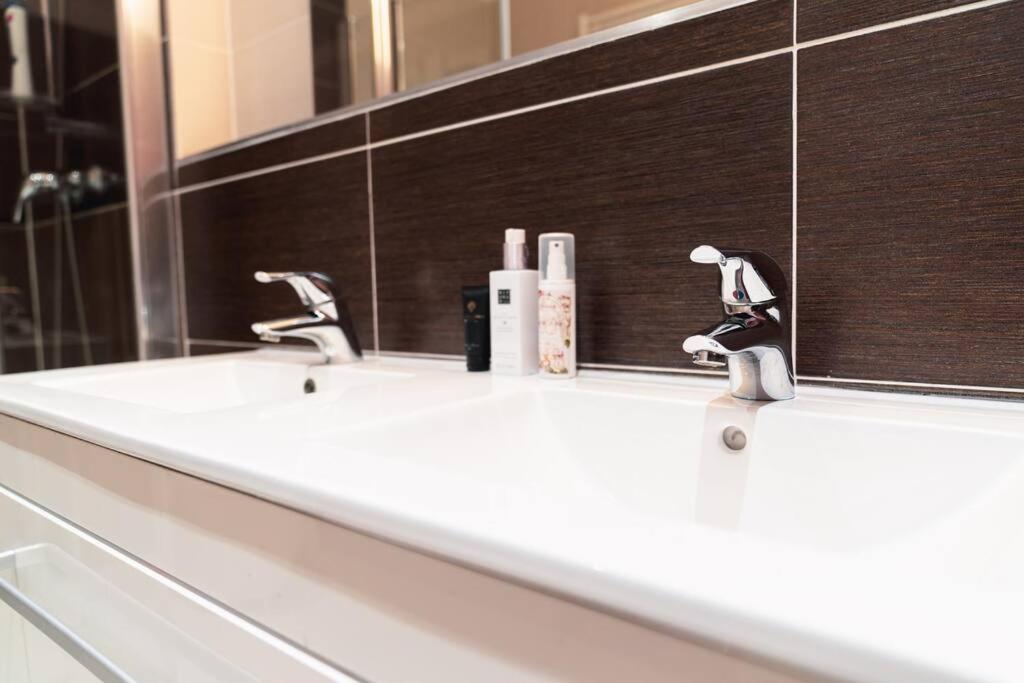 Prague Marina River View Apartment Close To City Centre FREE PARKING