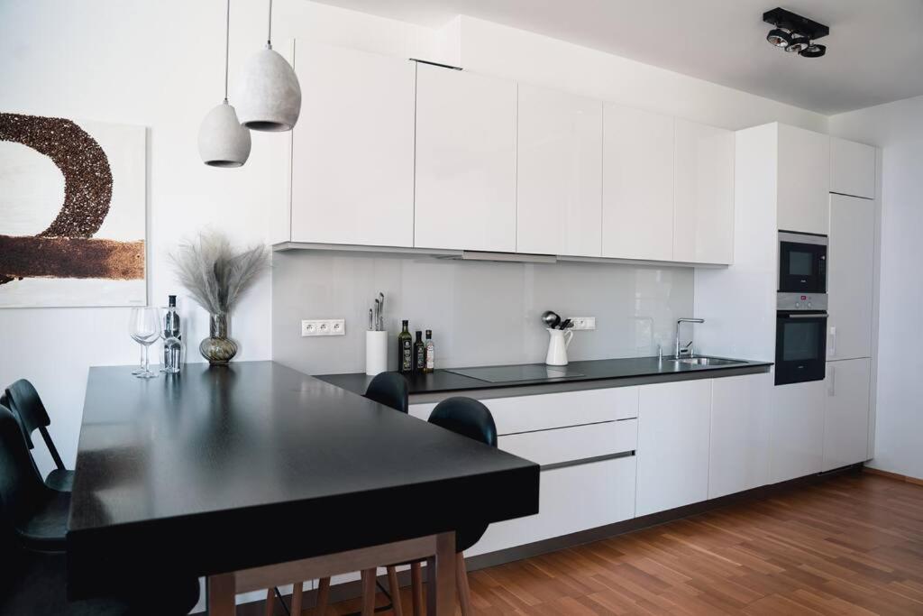 Prague Marina River View Apartment Close To City Centre FREE PARKING
