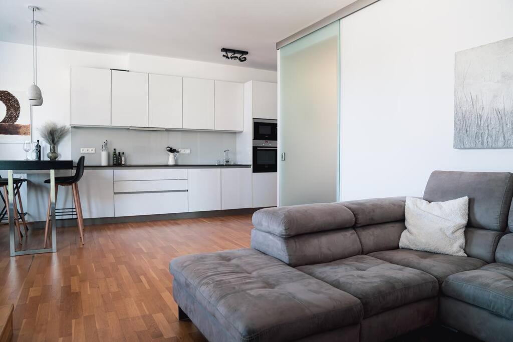 Prague Marina River View Apartment Close To City Centre FREE PARKING