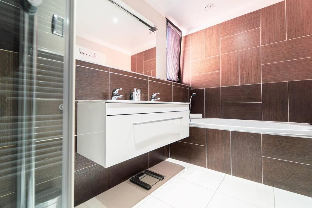 Prague Marina River View Apartment Close To City Centre FREE PARKING