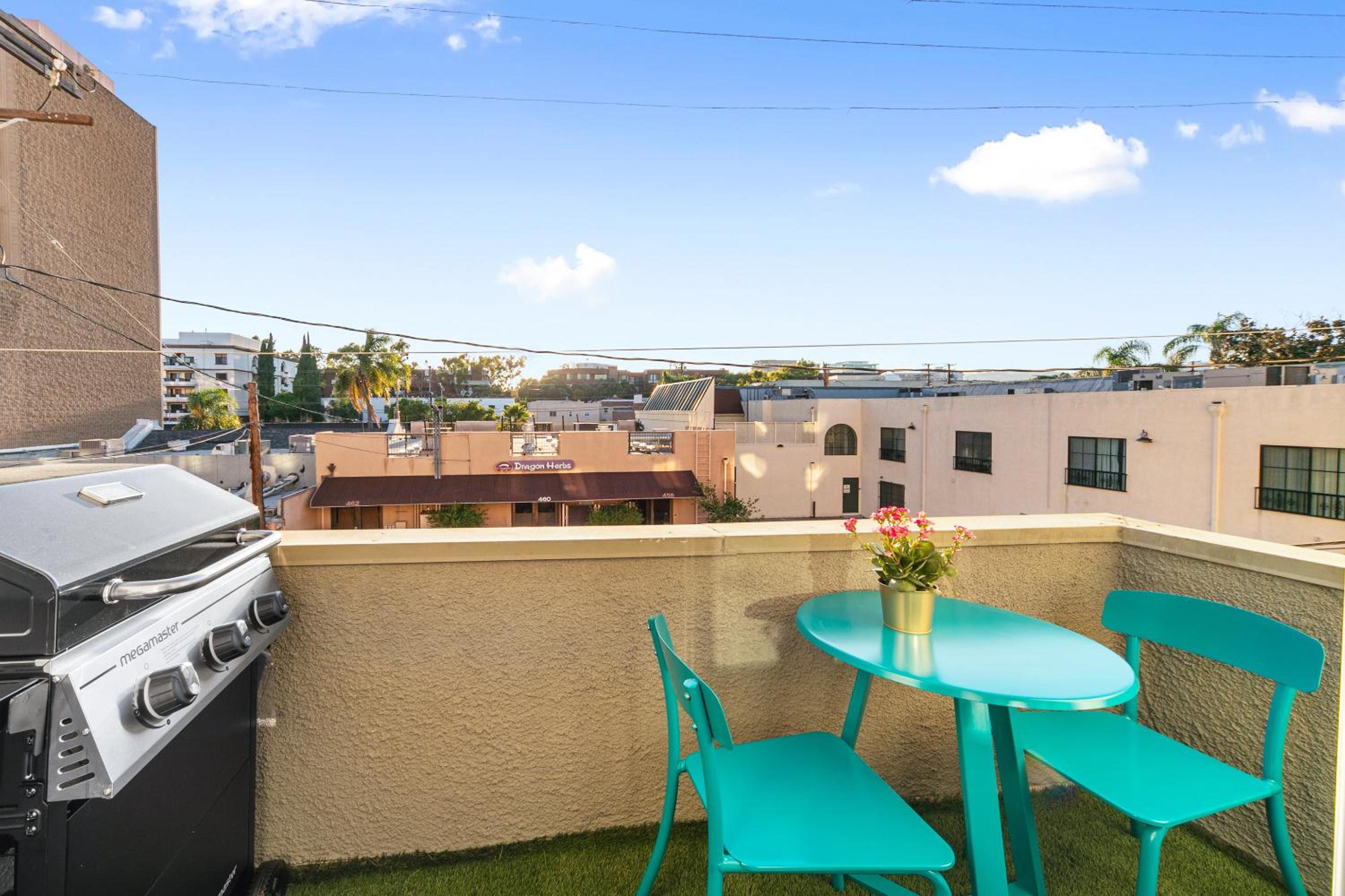 Beverly Hills Chic 2 bed 2bath with Patio and Parking 309