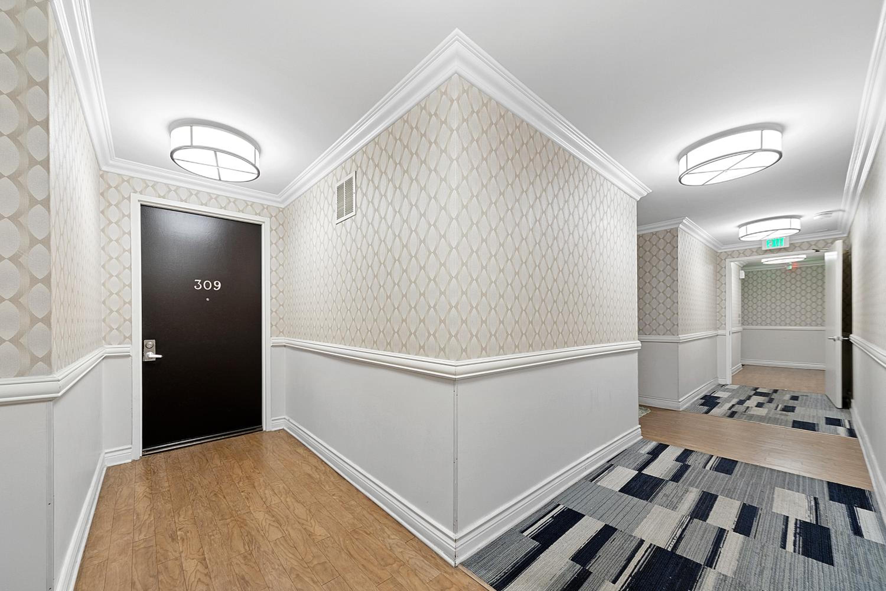 Beverly Hills Chic 2 bed 2bath with Patio and Parking 309