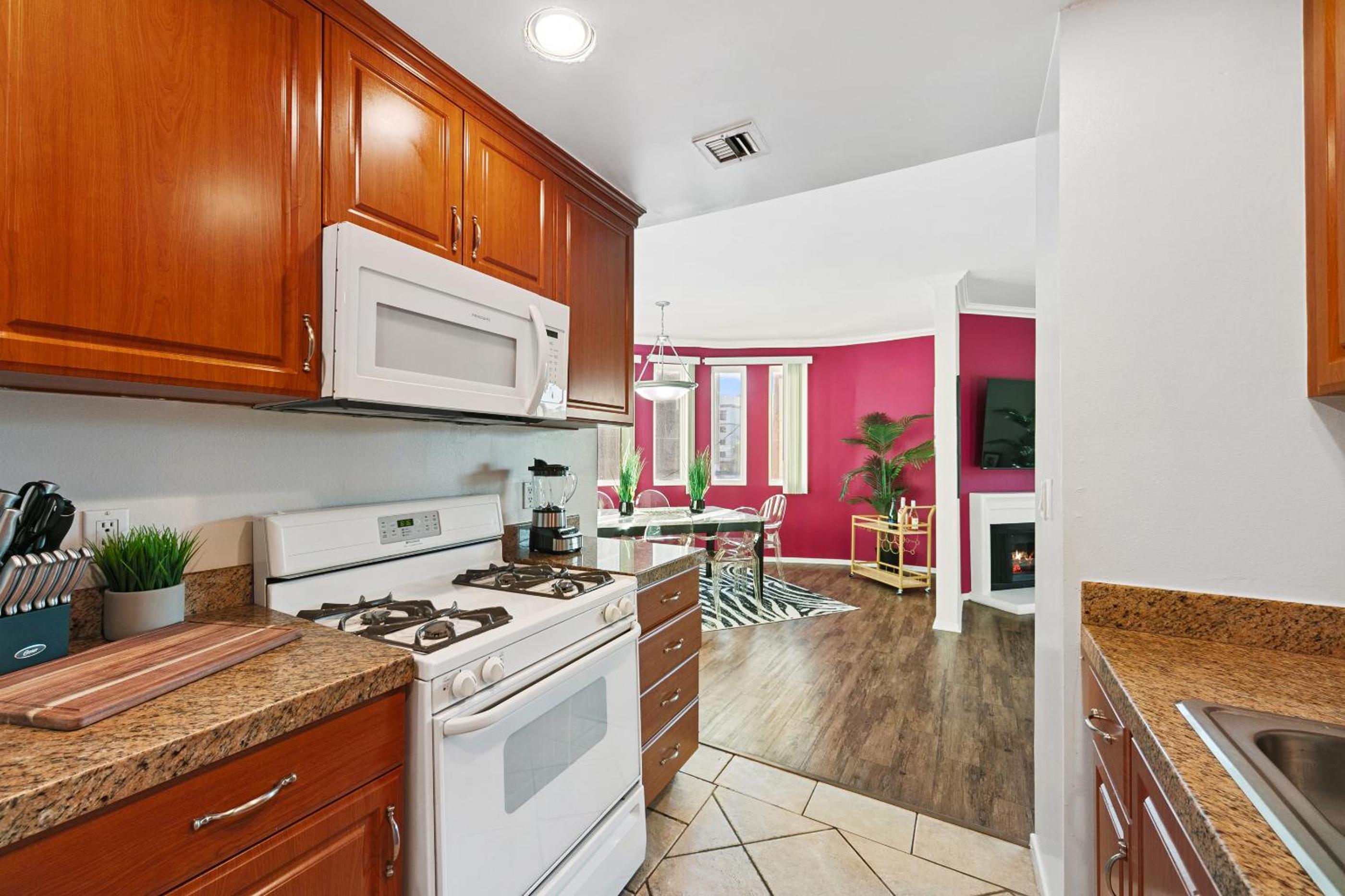 Beverly Hills Chic 2 bed 2bath with Patio and Parking 309