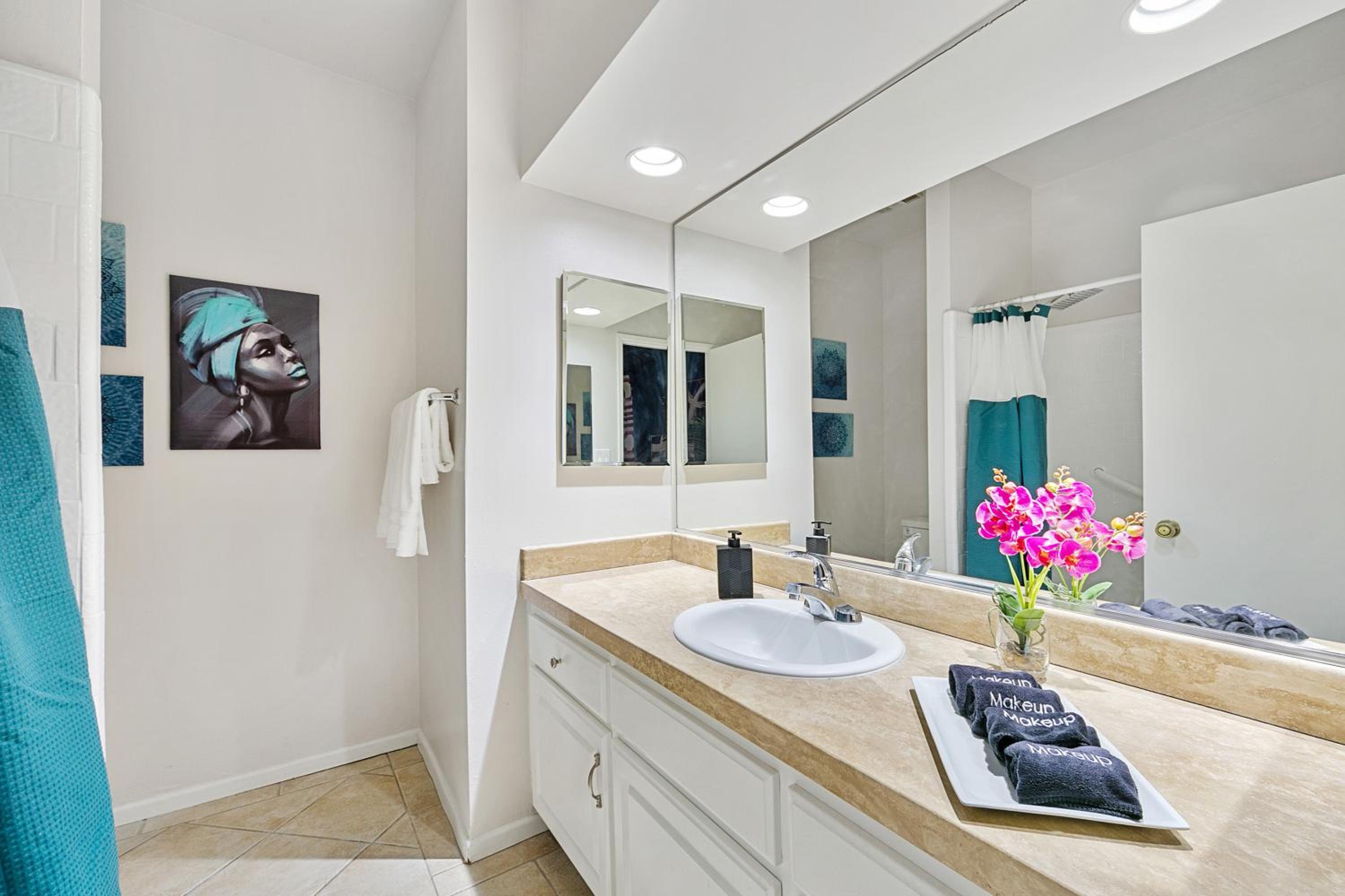 Beverly Hills Chic 2 bed 2bath with Patio and Parking 309