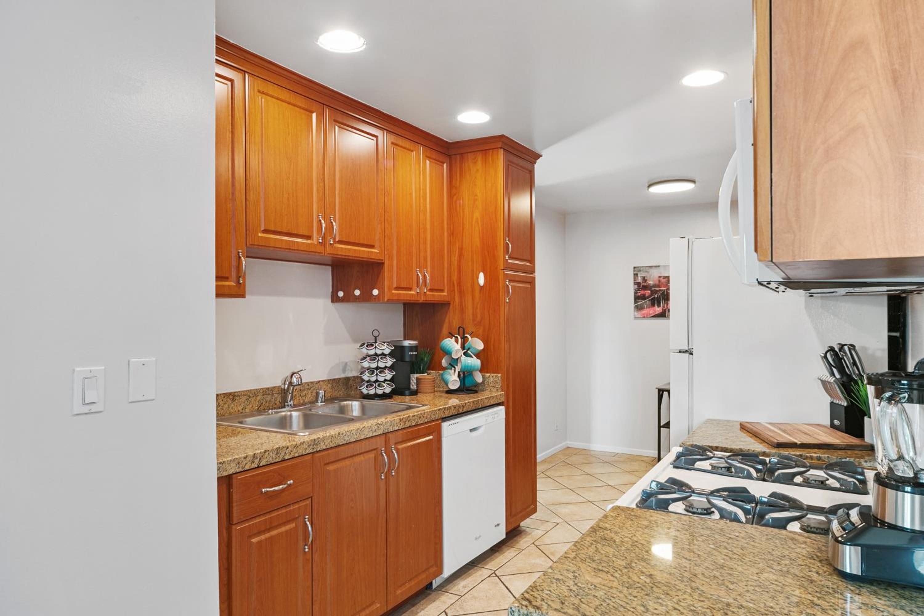 Beverly Hills Chic 2 bed 2bath with Patio and Parking 309