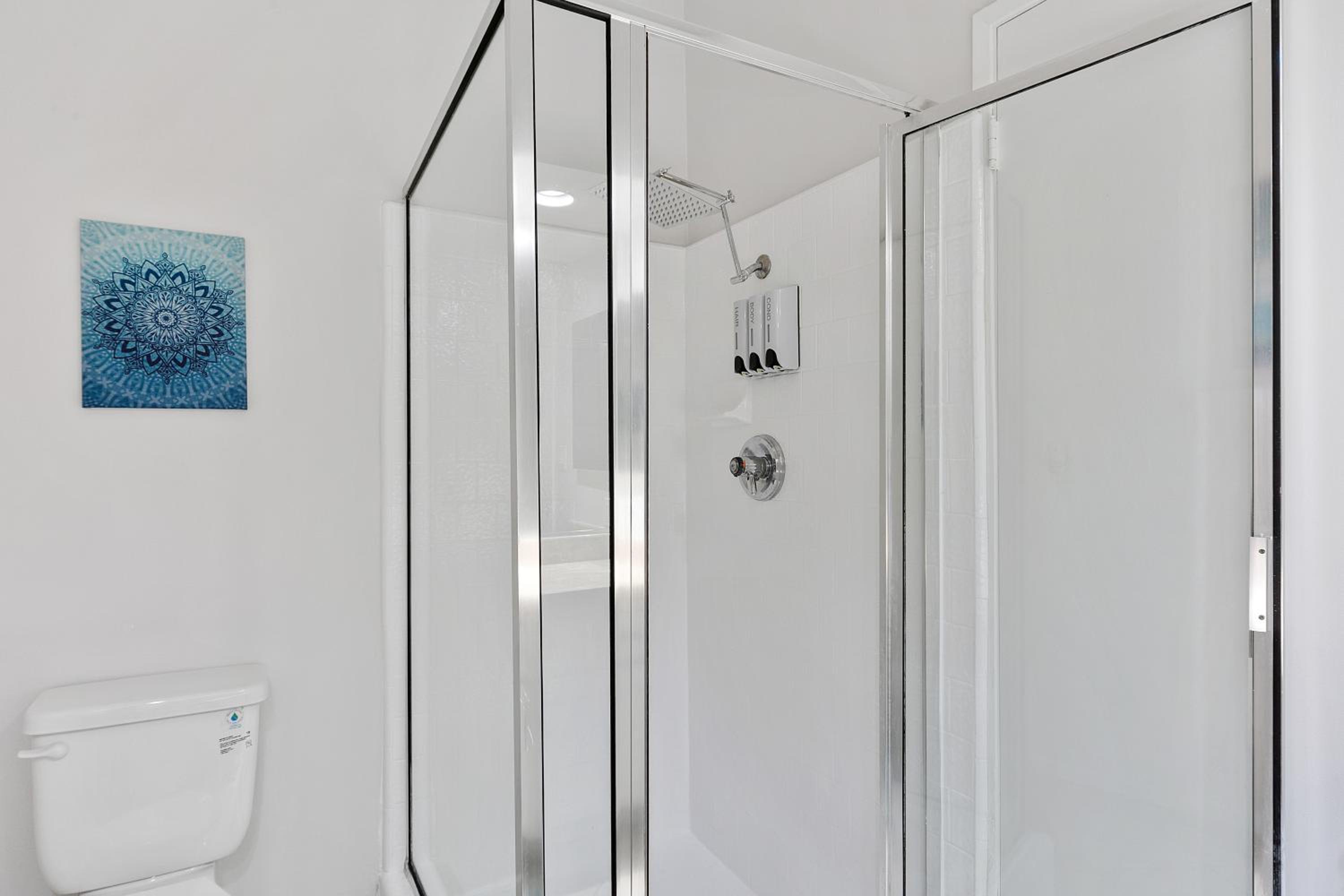Beverly Hills Chic 2 bed 2bath with Patio and Parking 309