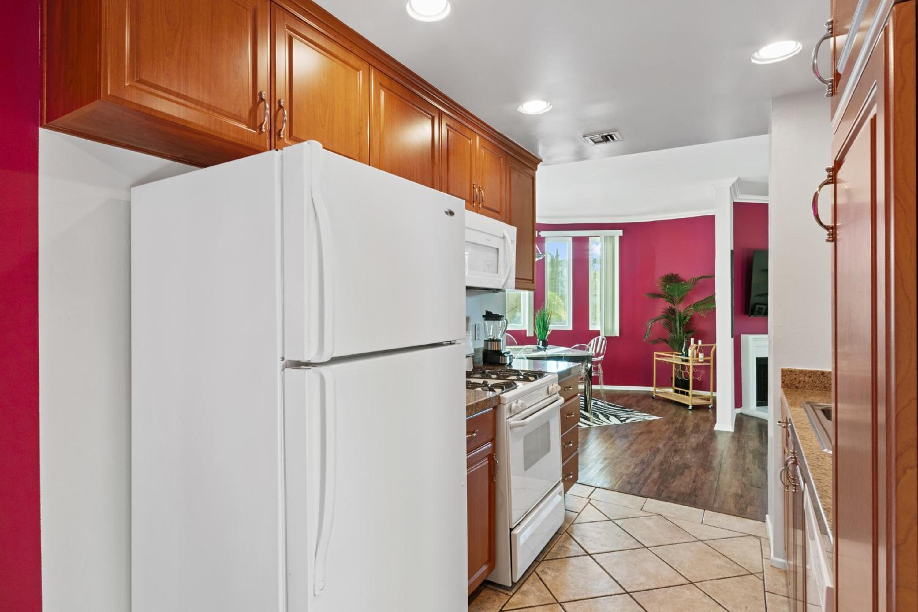 Beverly Hills Chic 2 bed 2bath with Patio and Parking 309