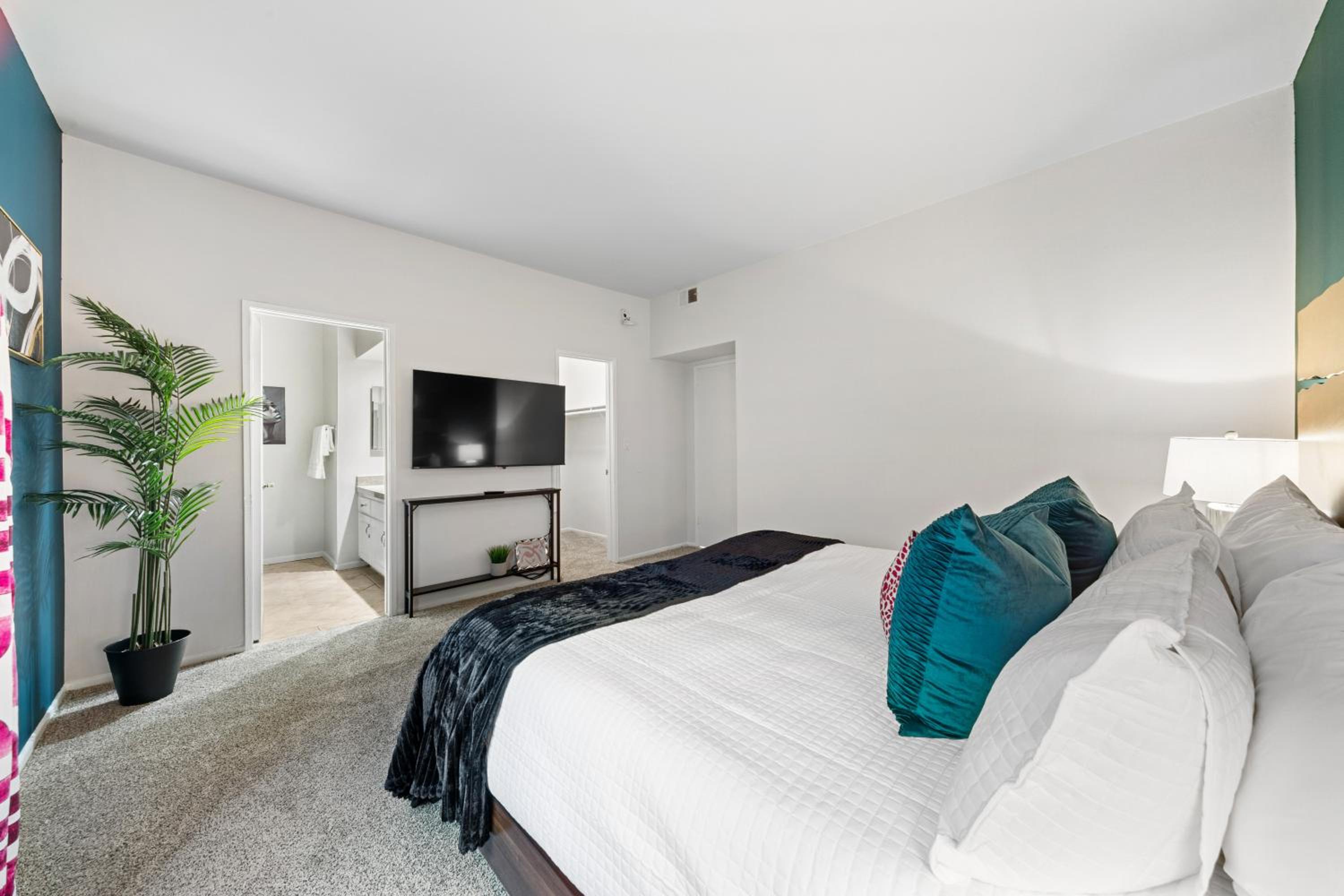 Beverly Hills Chic 2 bed 2bath with Patio and Parking 309